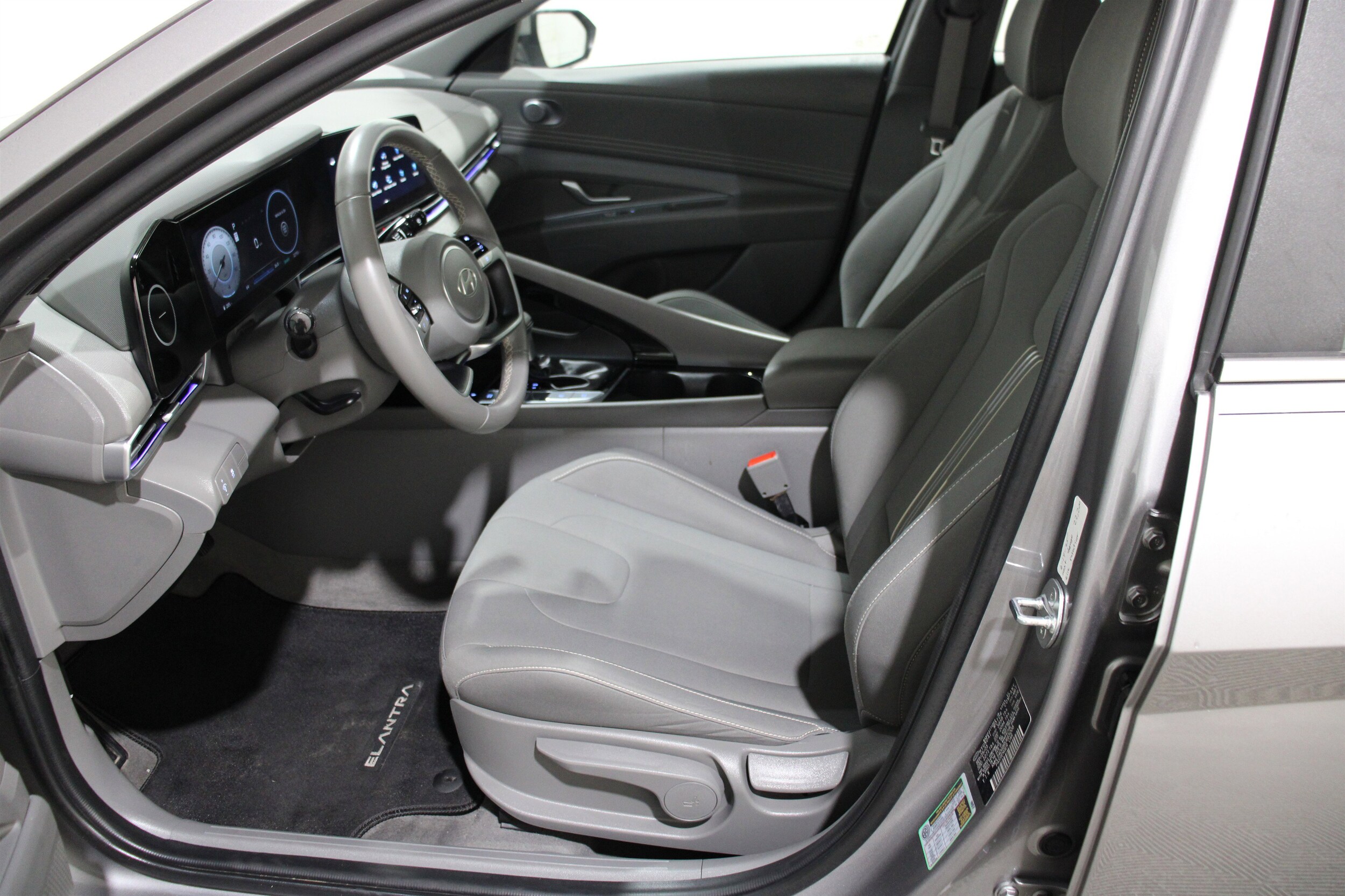 2024 Hyundai Elantra SEL Convenience photo 2