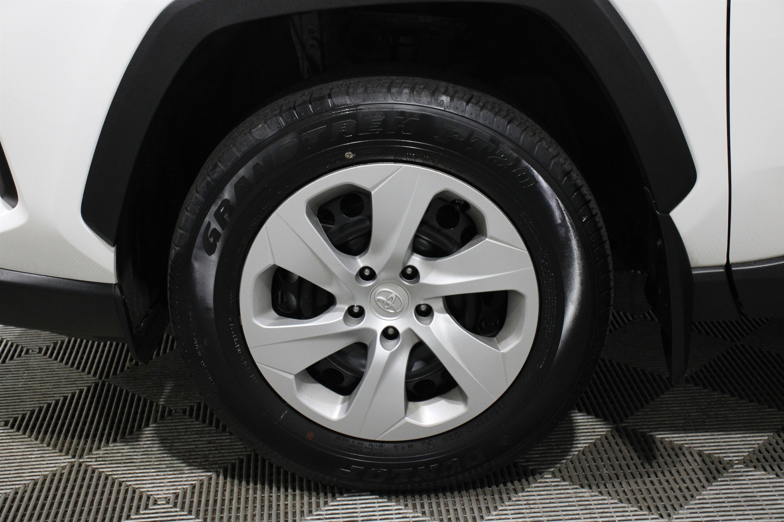 2025 Toyota RAV4 LE - Photo 36