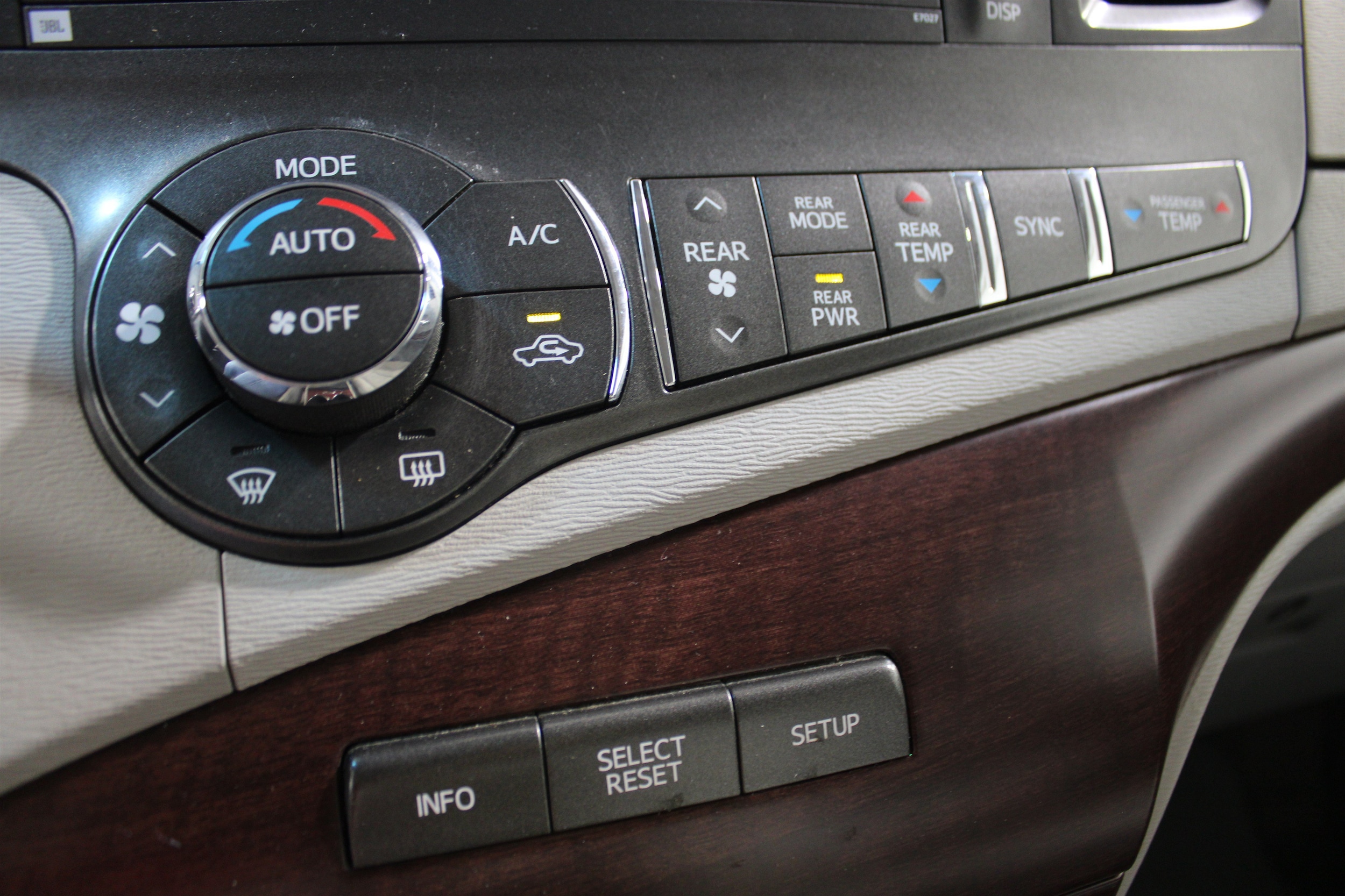 2014 Toyota Sienna Limited - Photo 16
