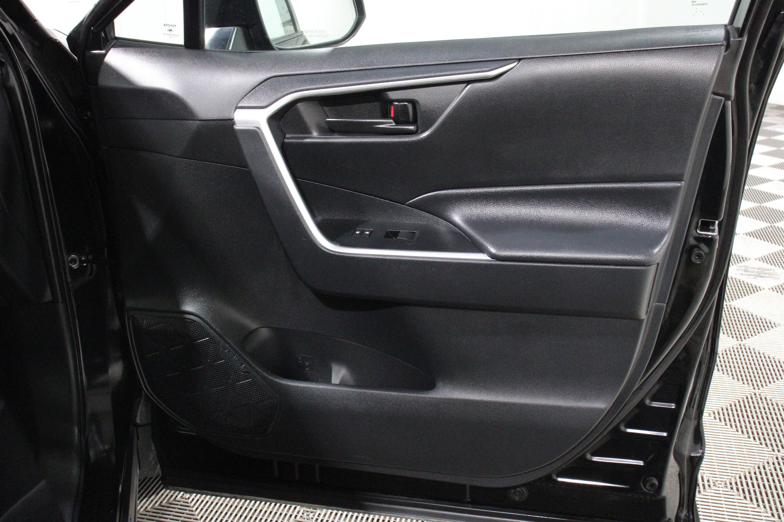 2024 Toyota RAV4 LE - Photo 27