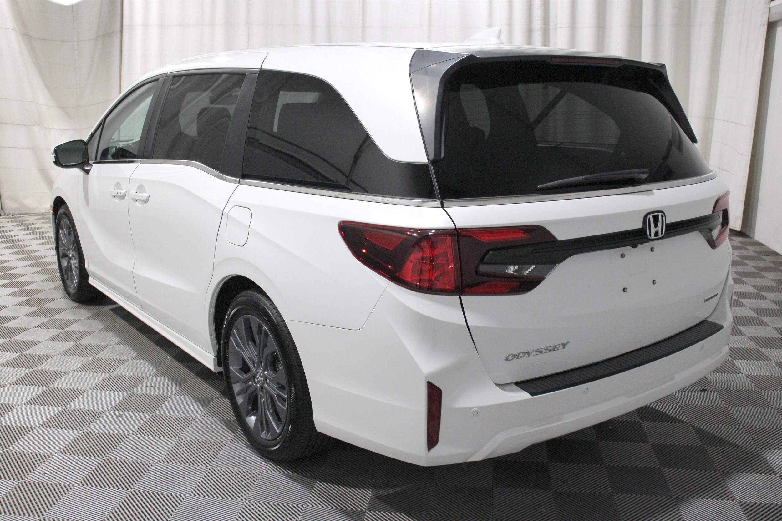 2025 Honda Odyssey Touring - Photo 39