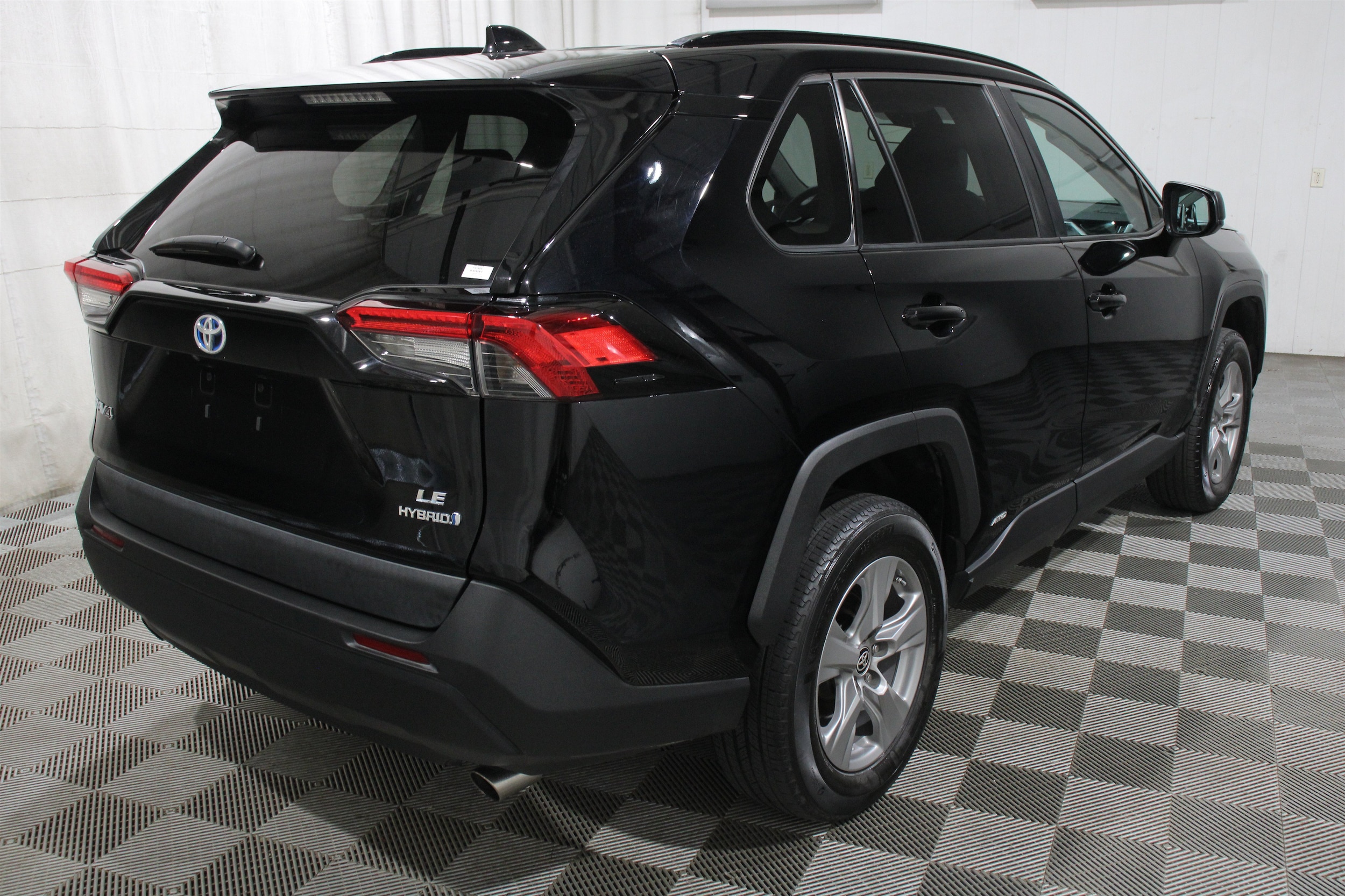 2024 Toyota RAV4 LE - Photo 31