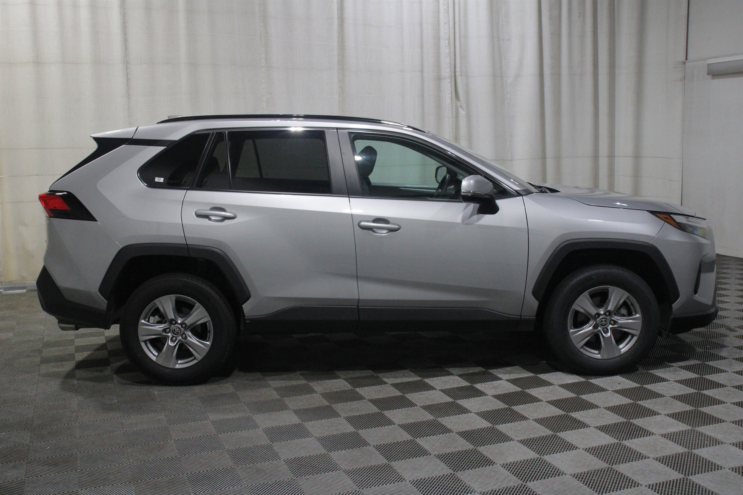 2025 Toyota RAV4 XLE - Photo 31