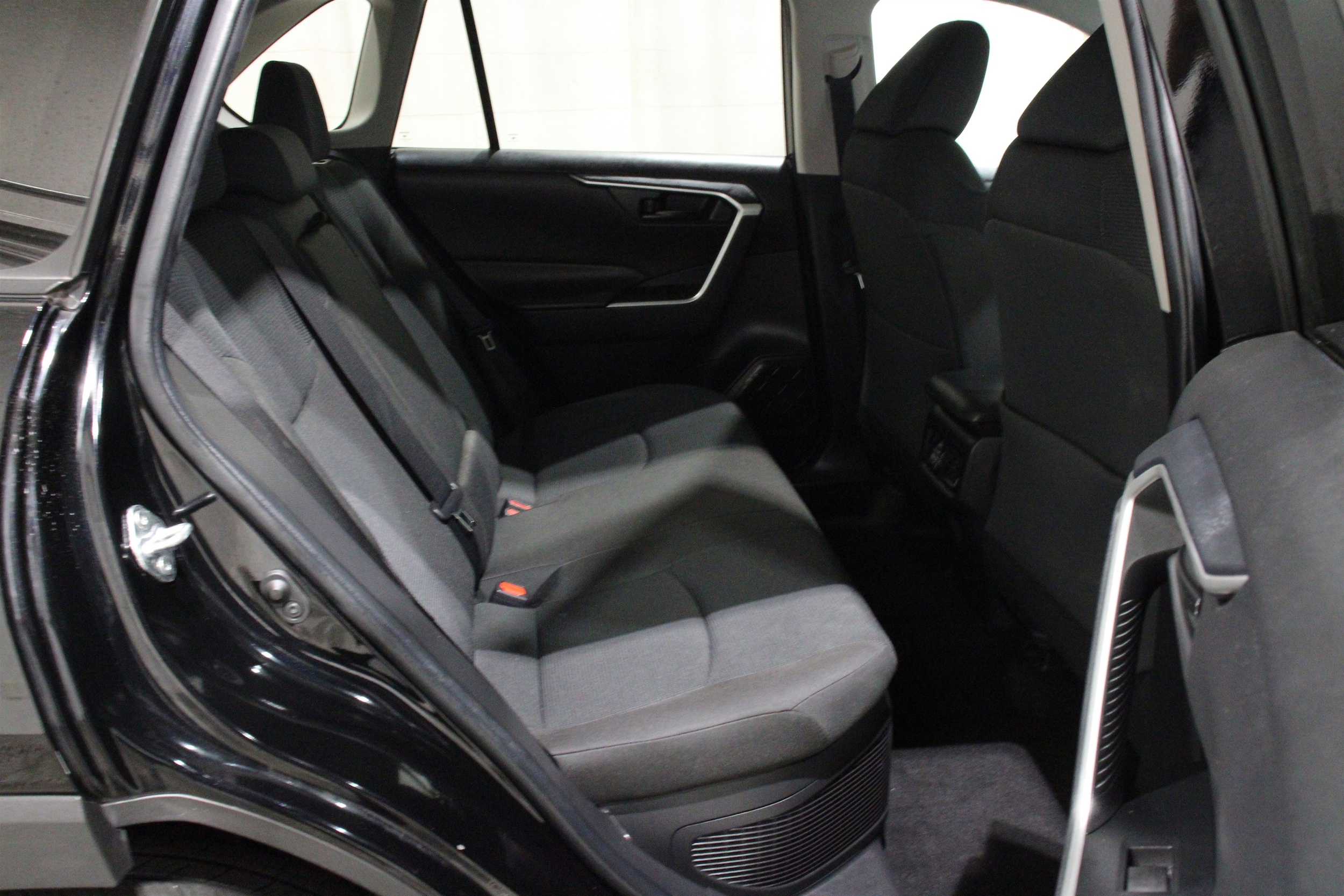 2024 Toyota RAV4 LE - Photo 23
