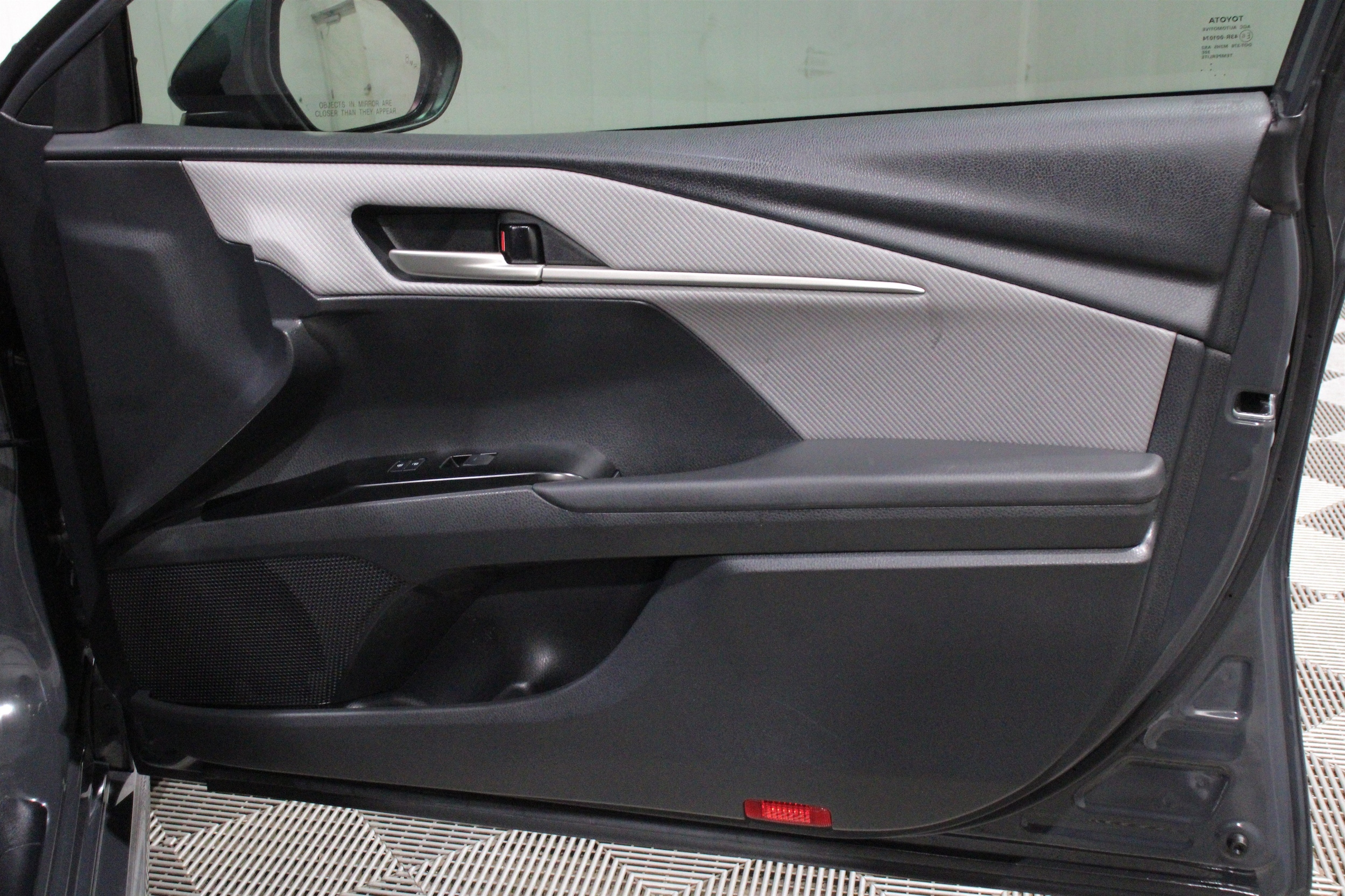 2025 Toyota Camry SE - Photo 28