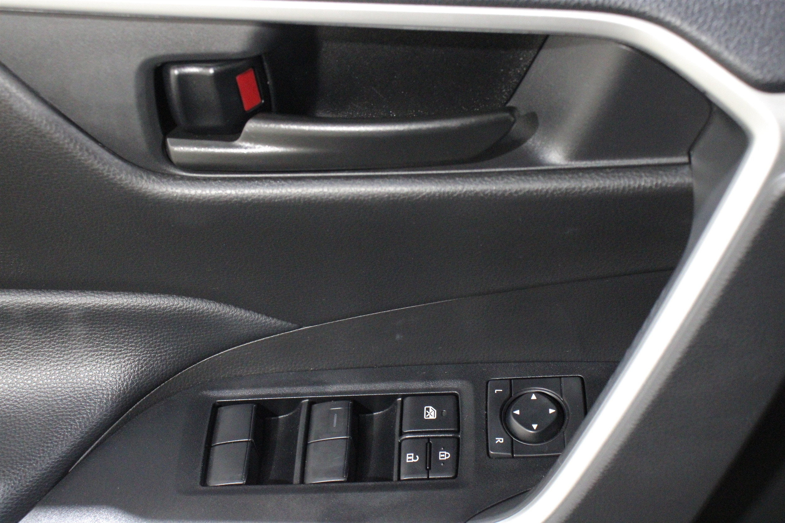 2025 Toyota RAV4 LE - Photo 7