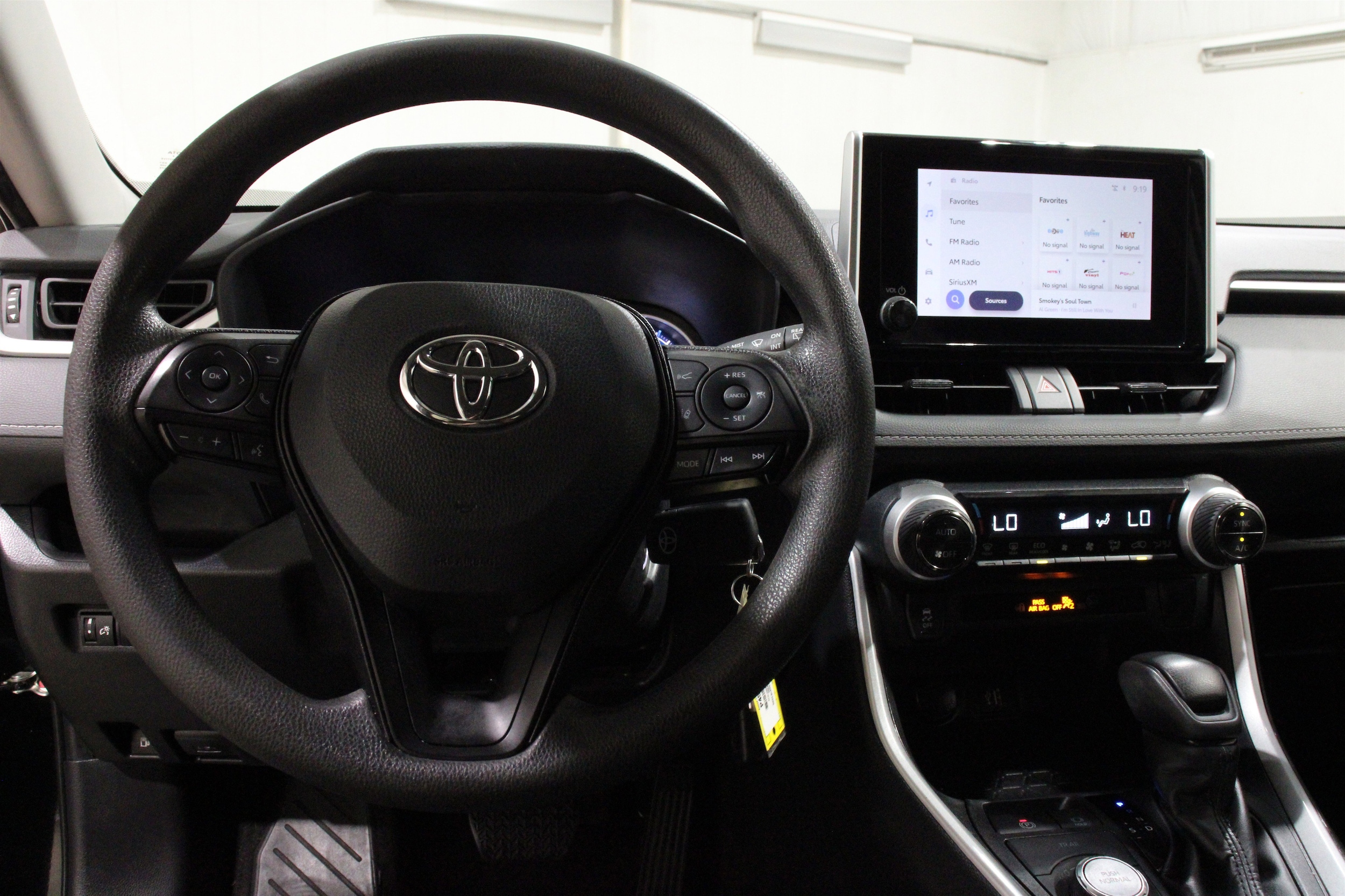 2024 Toyota RAV4 LE - Photo 8
