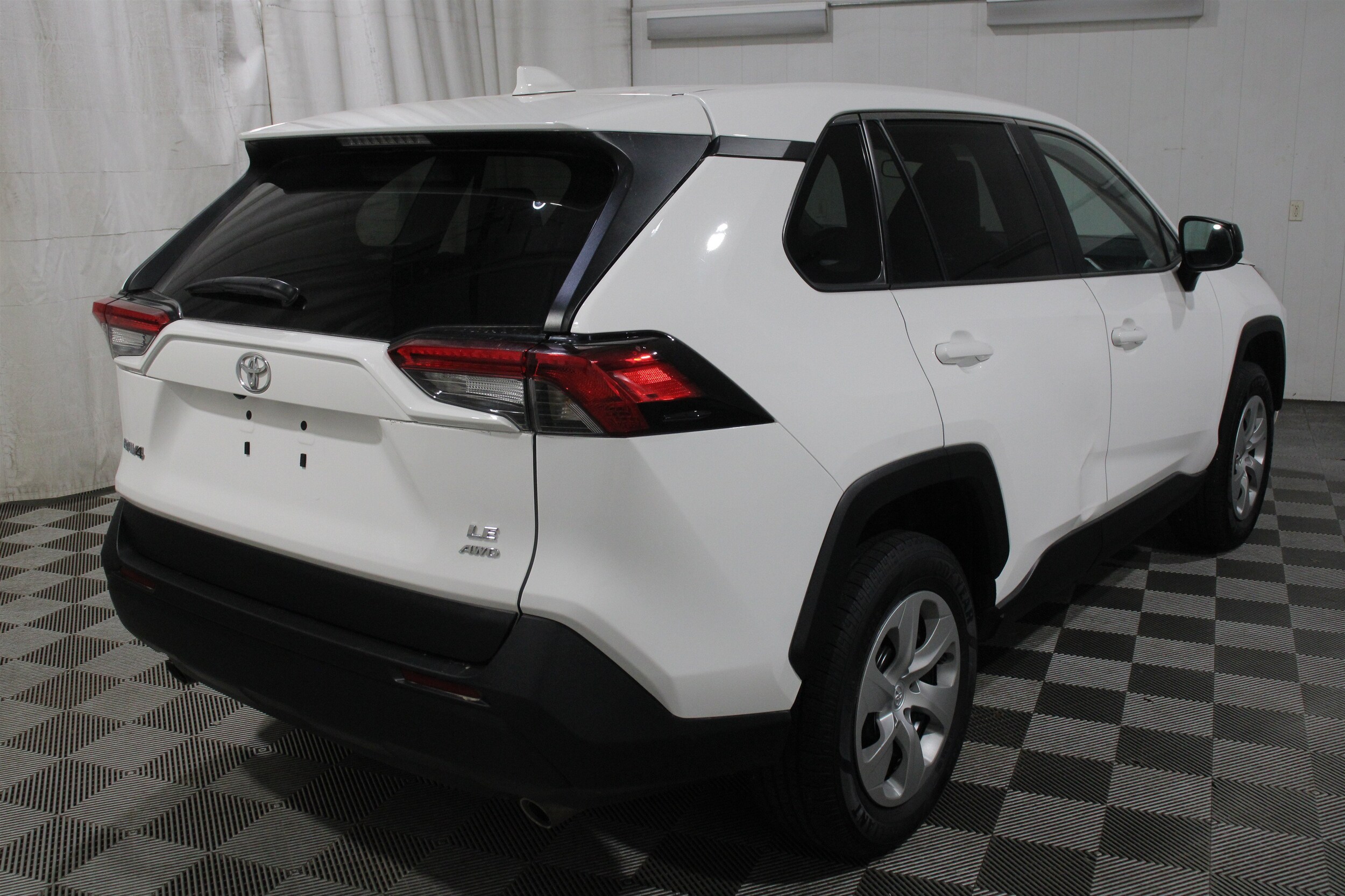 2022 Toyota RAV4 LE - Photo 31