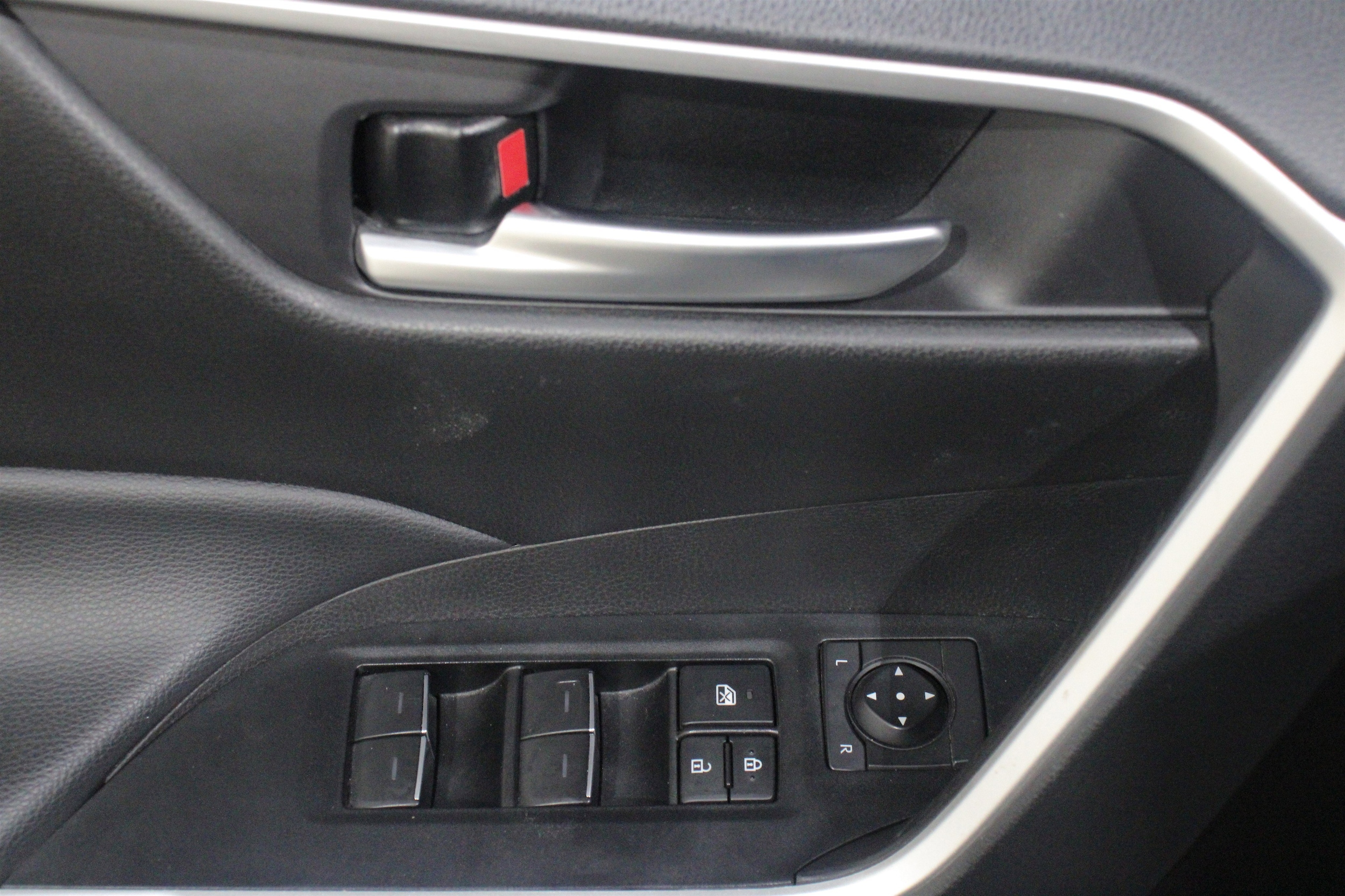 2025 Toyota RAV4 XLE - Photo 7