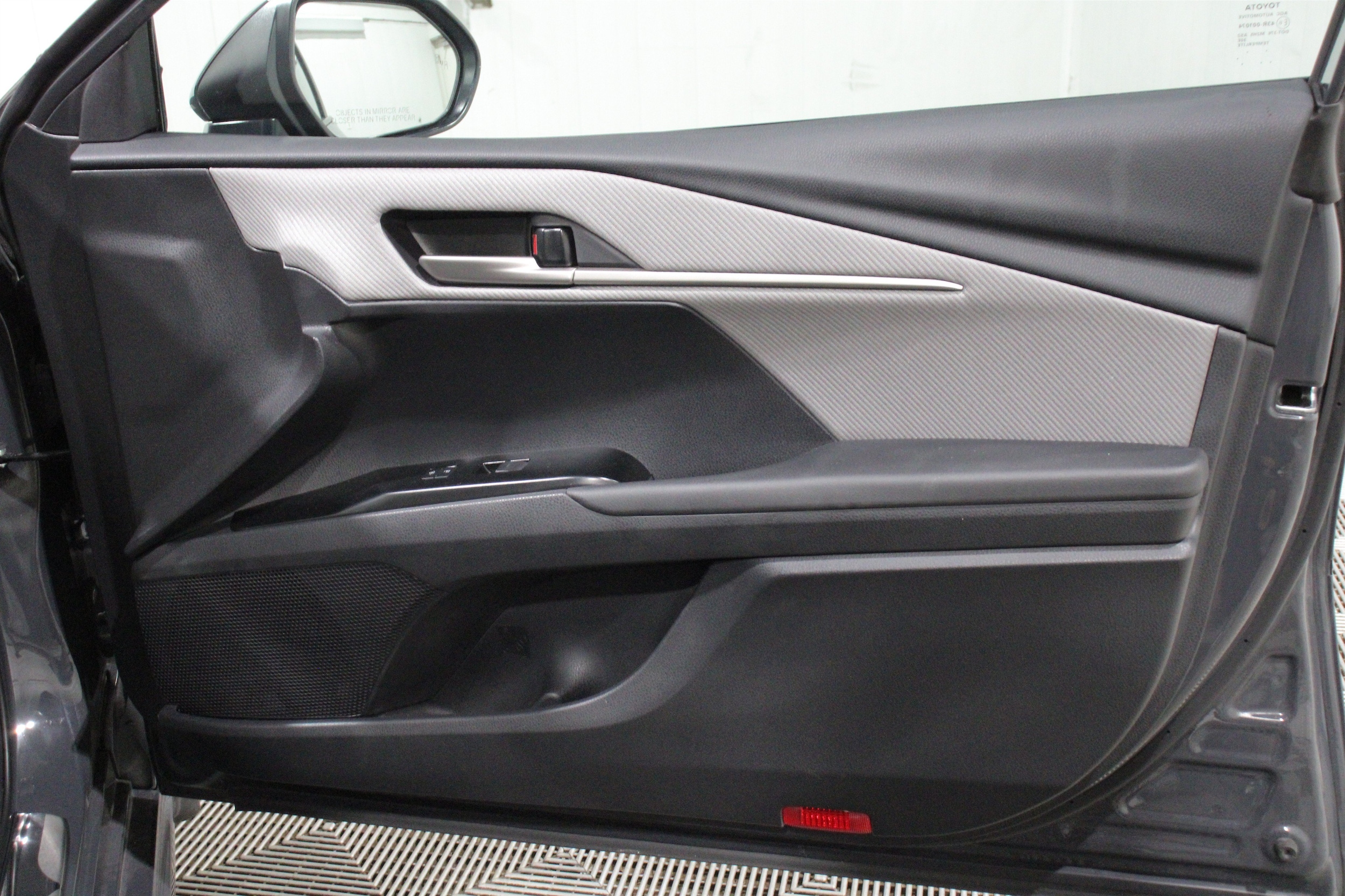 2025 Toyota Camry SE - Photo 28