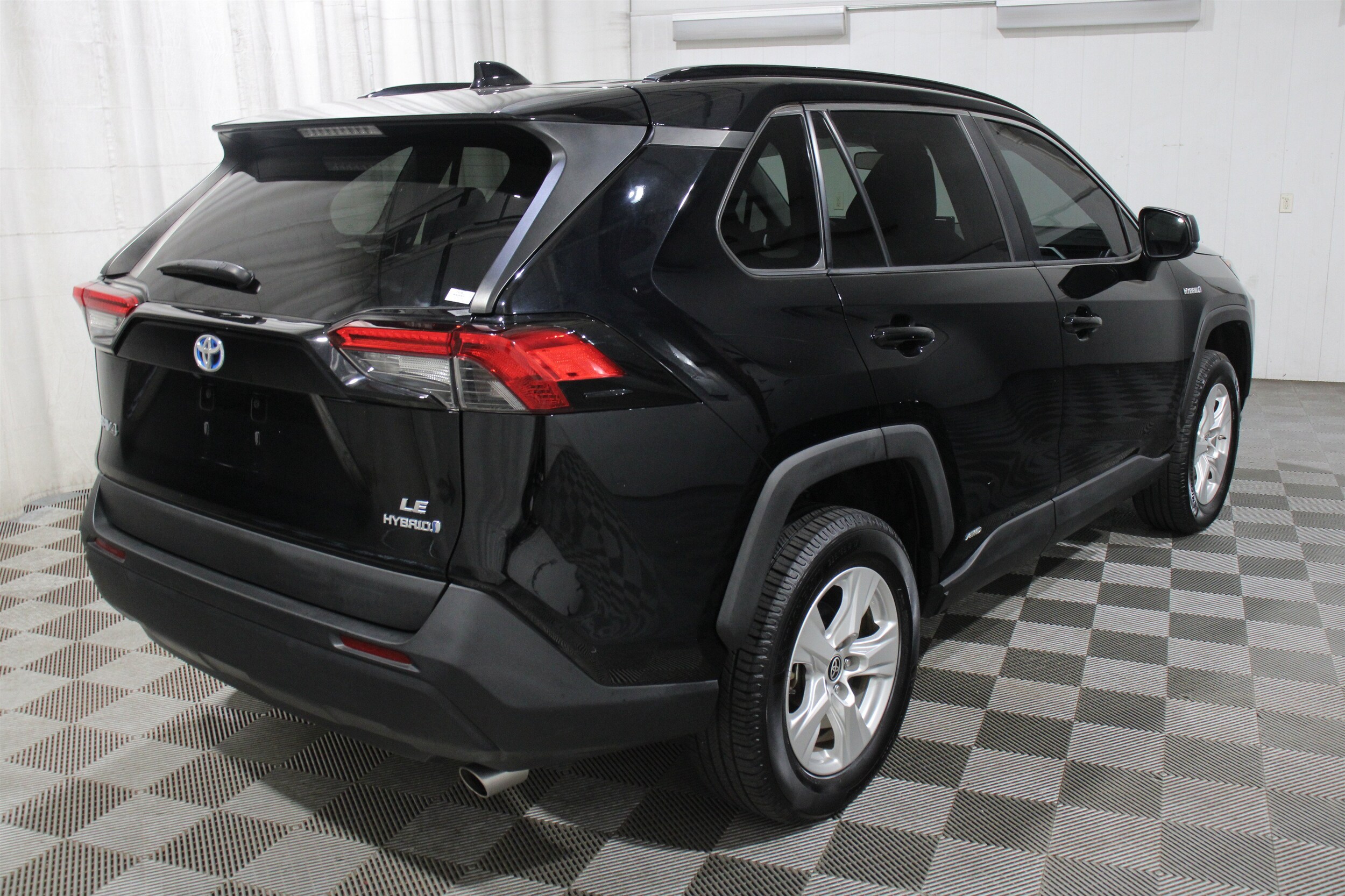 2021 Toyota RAV4 LE - Photo 31