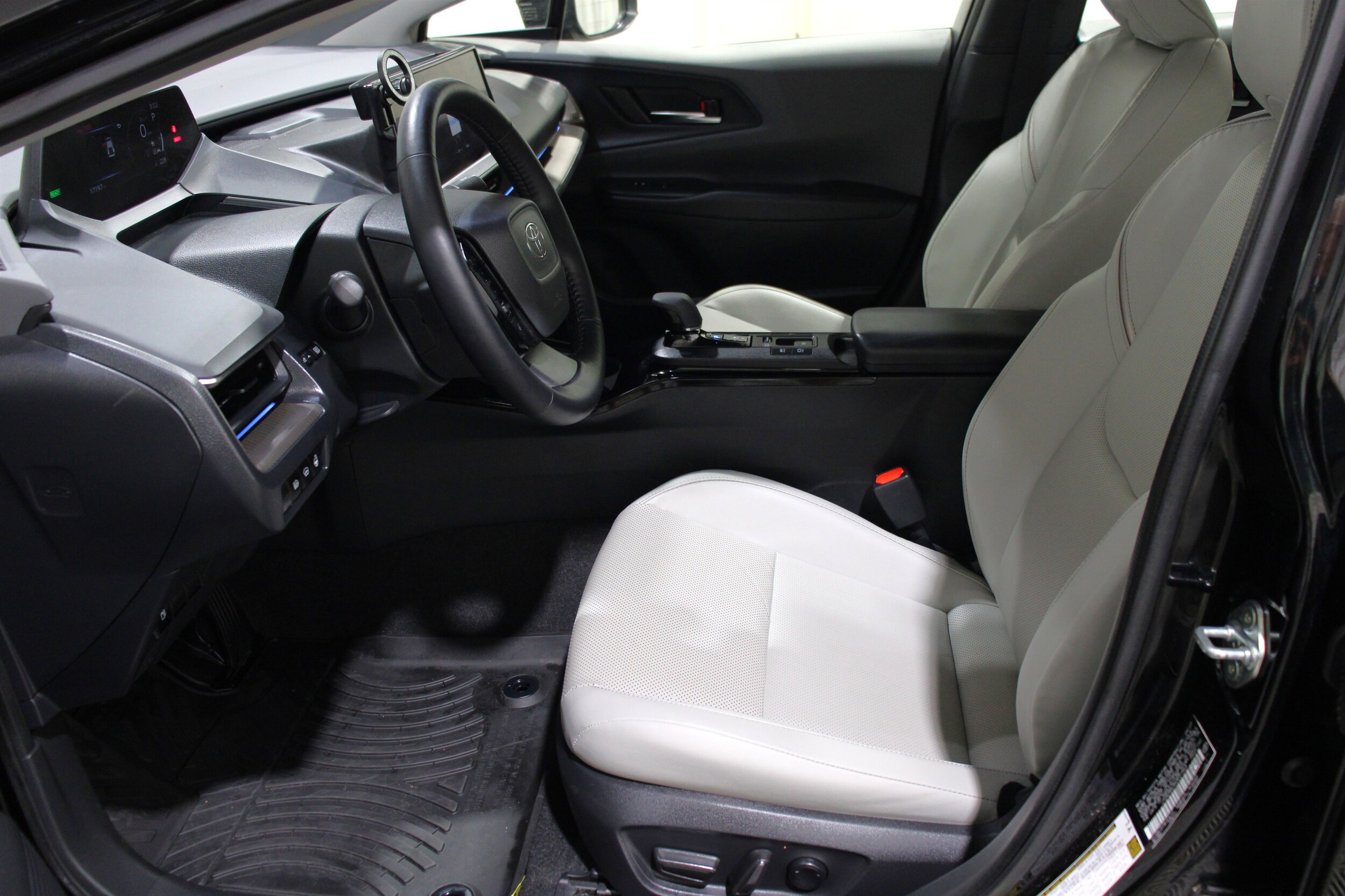 2024 Toyota Prius XLE photo 3
