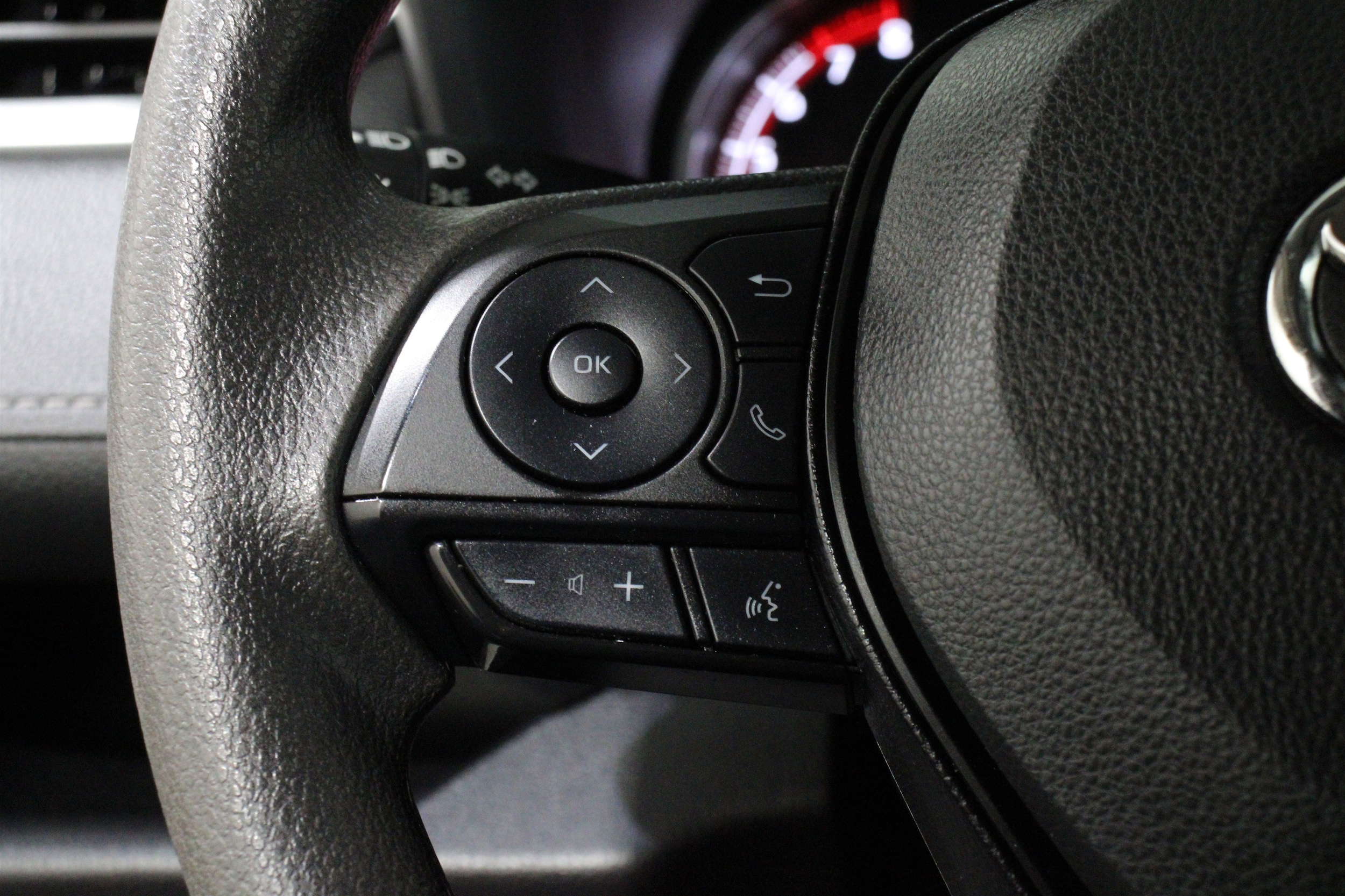 2025 Toyota RAV4 LE - Photo 9