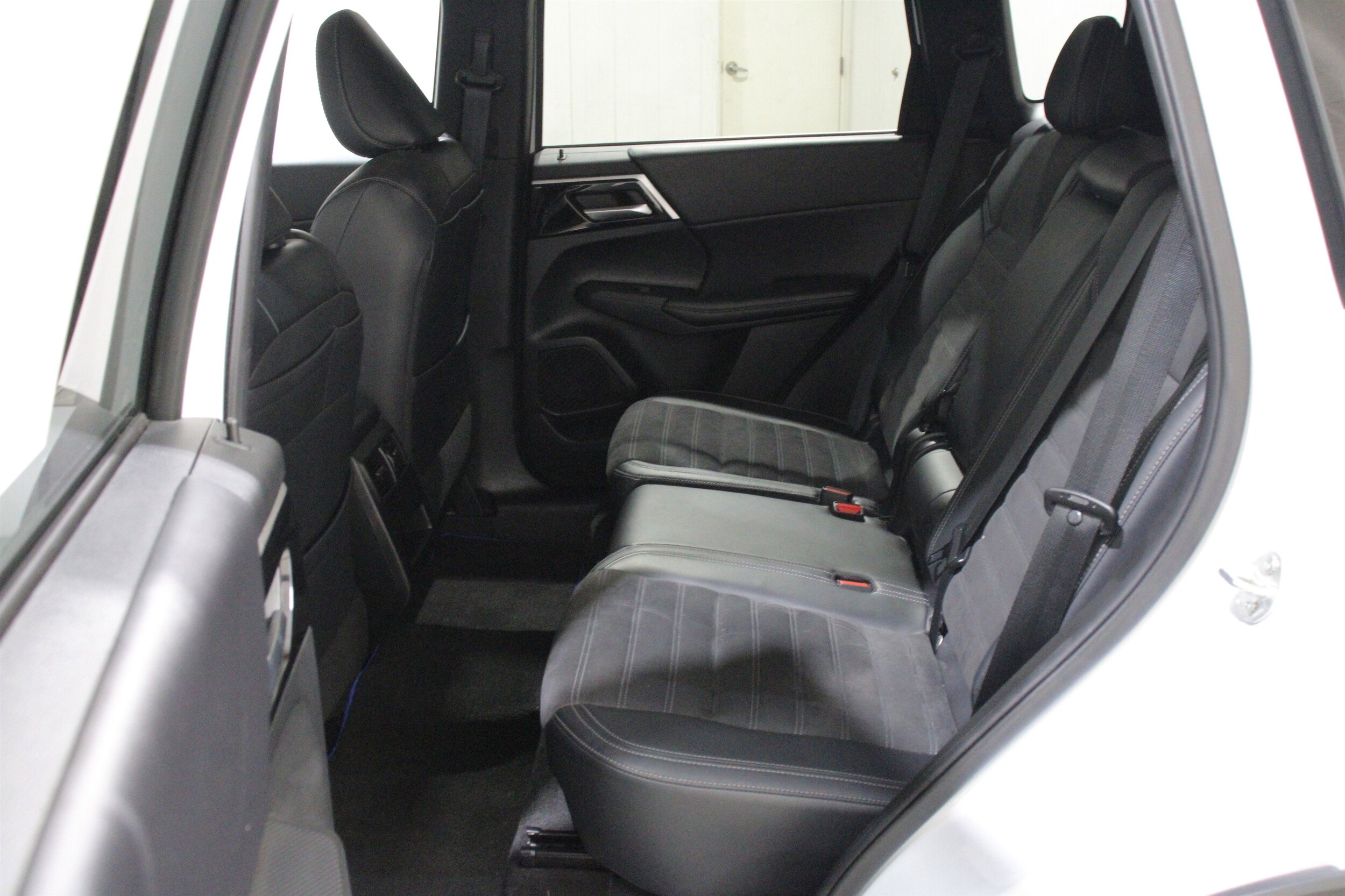 2024 Mitsubishi Outlander Plug-in Hybrid SE - Photo 23