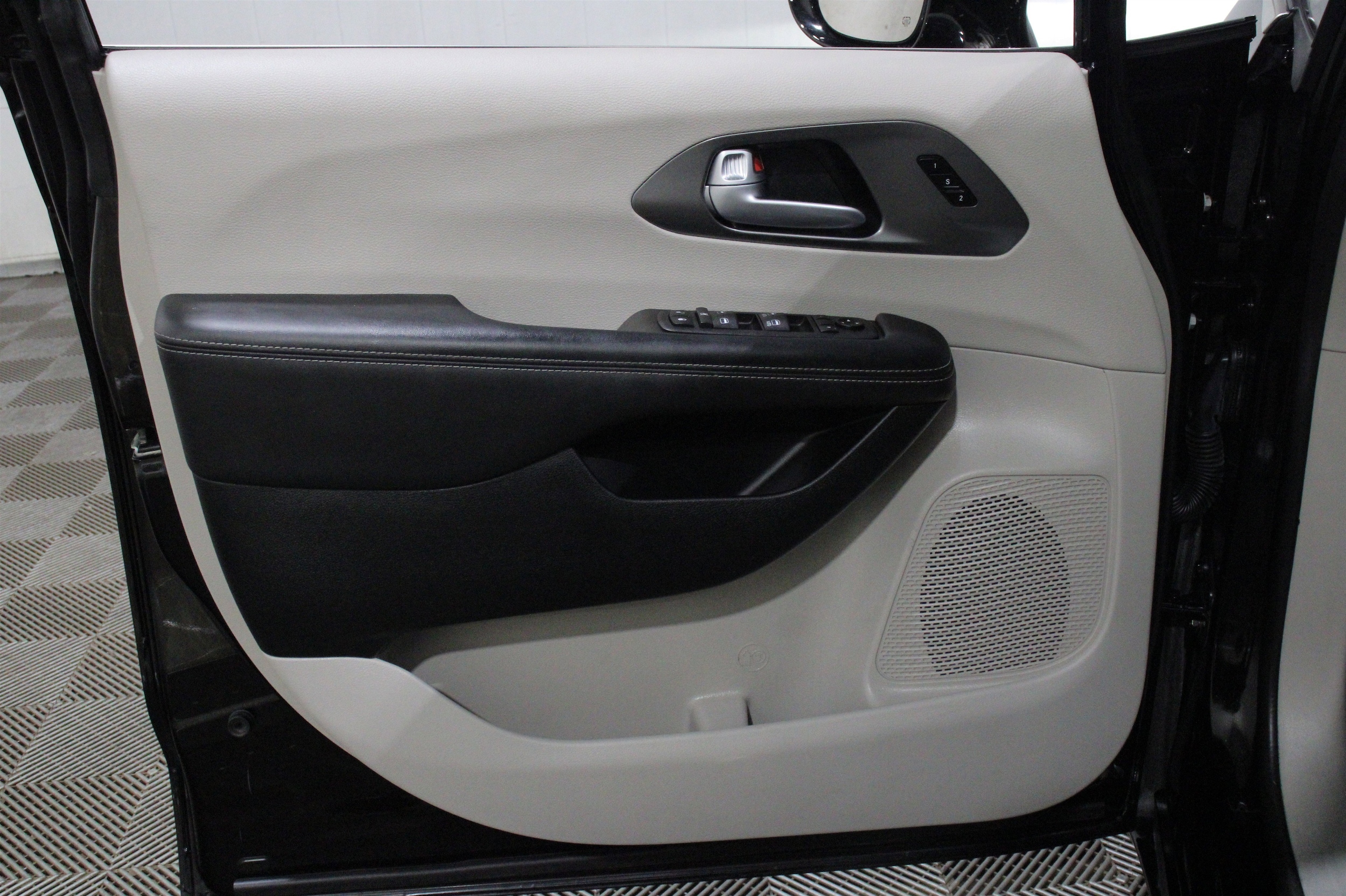 2024 Chrysler Pacifica Touring L - Photo 6
