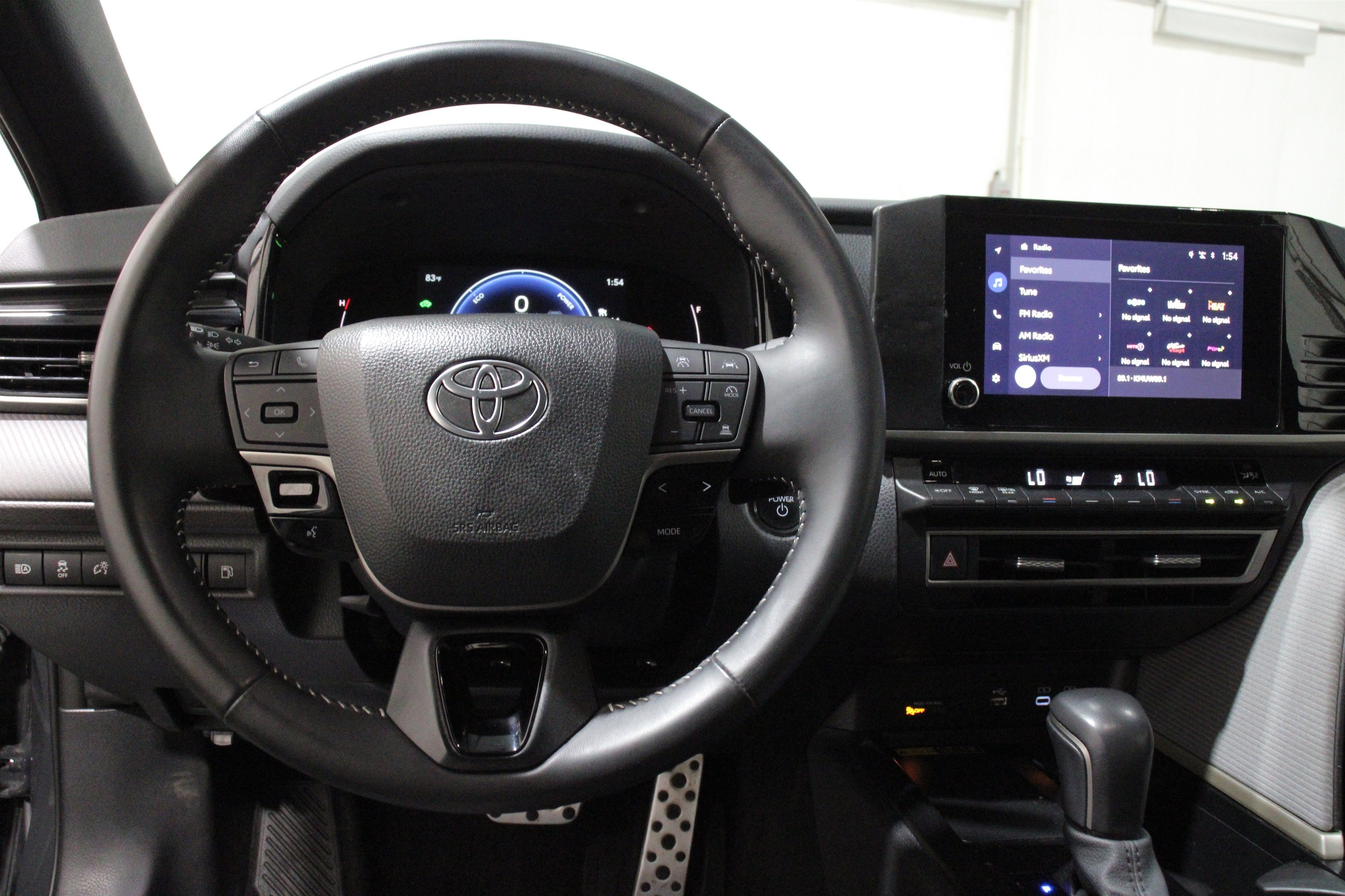 2025 Toyota Camry SE - Photo 8