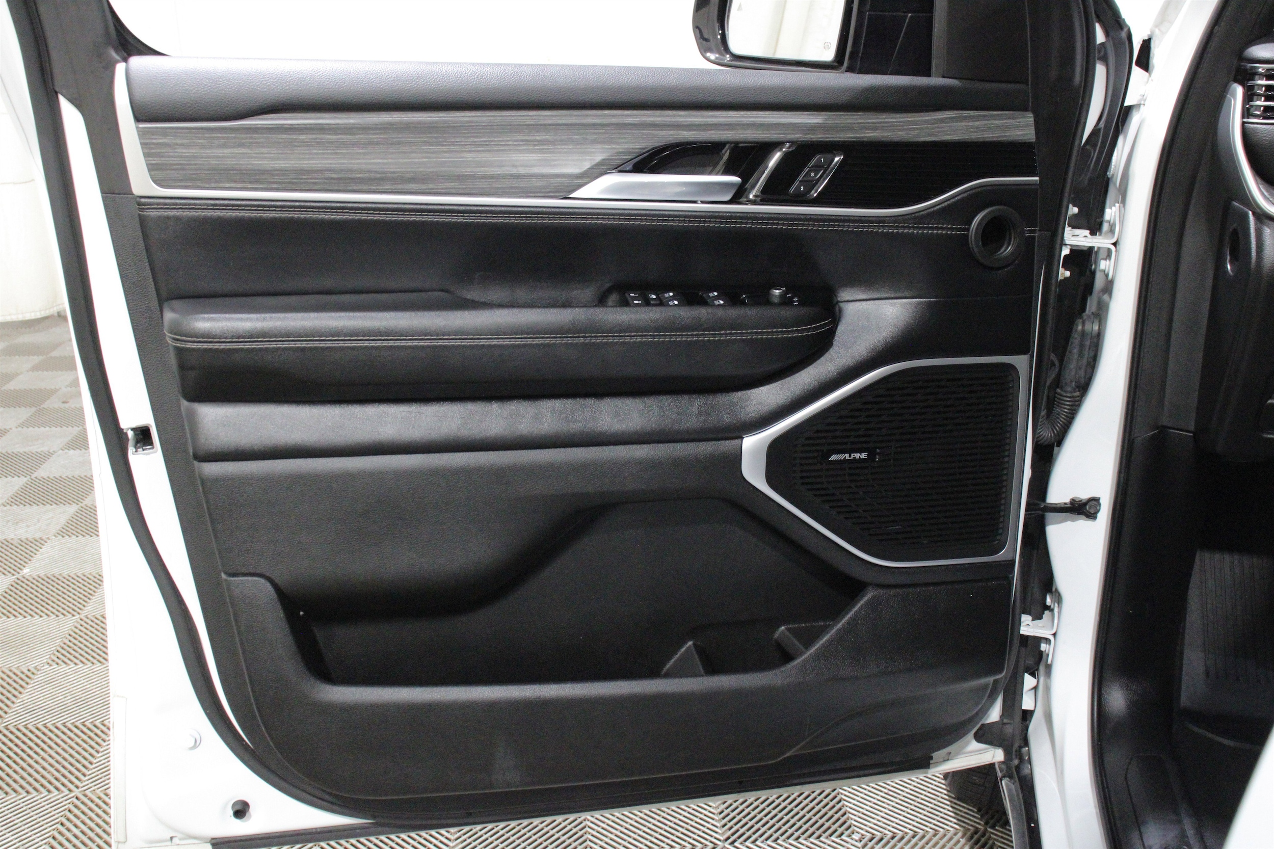 2024 Jeep Wagoneer L Series II - Photo 6