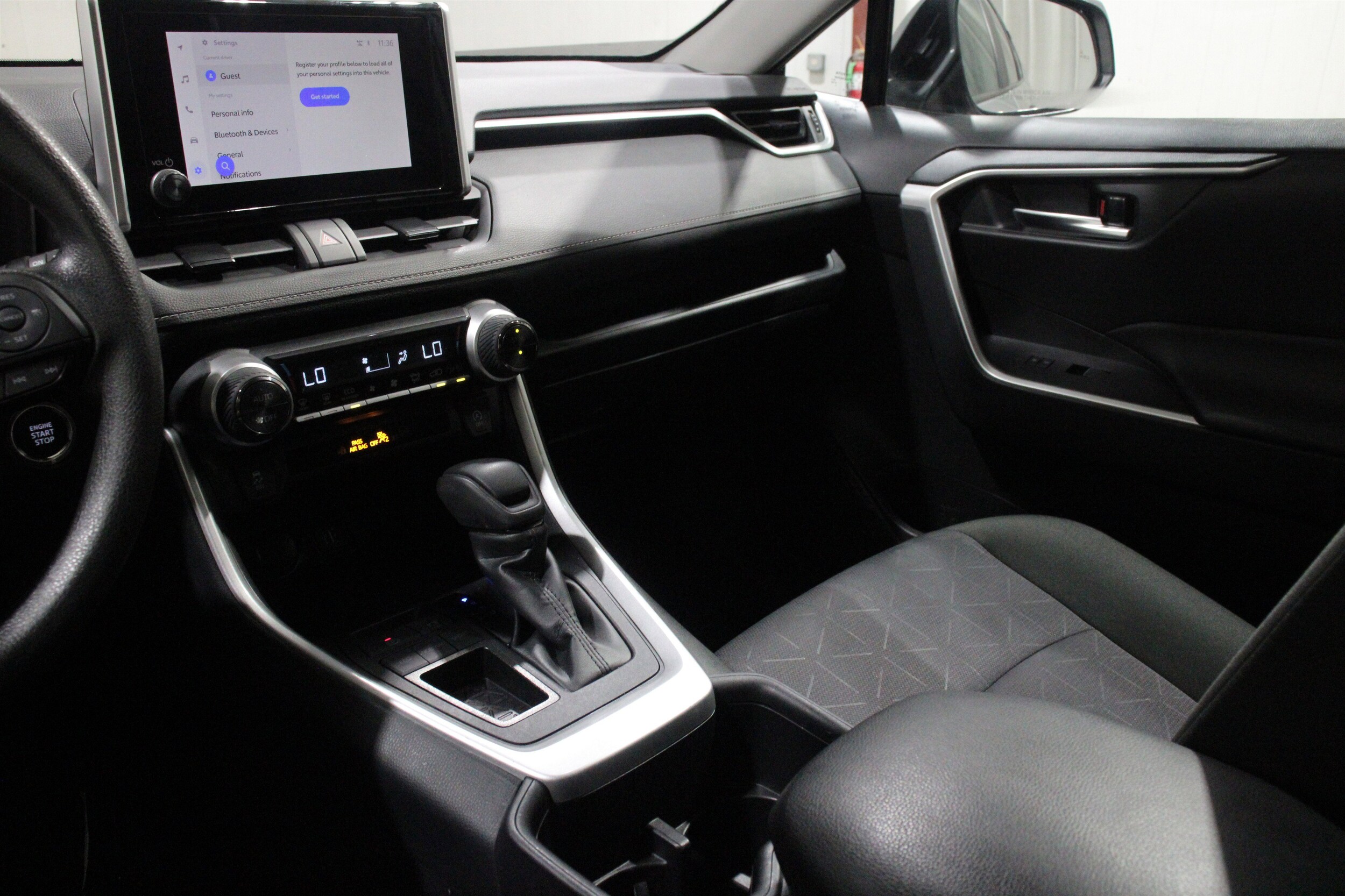 2025 Toyota RAV4 XLE - Photo 20
