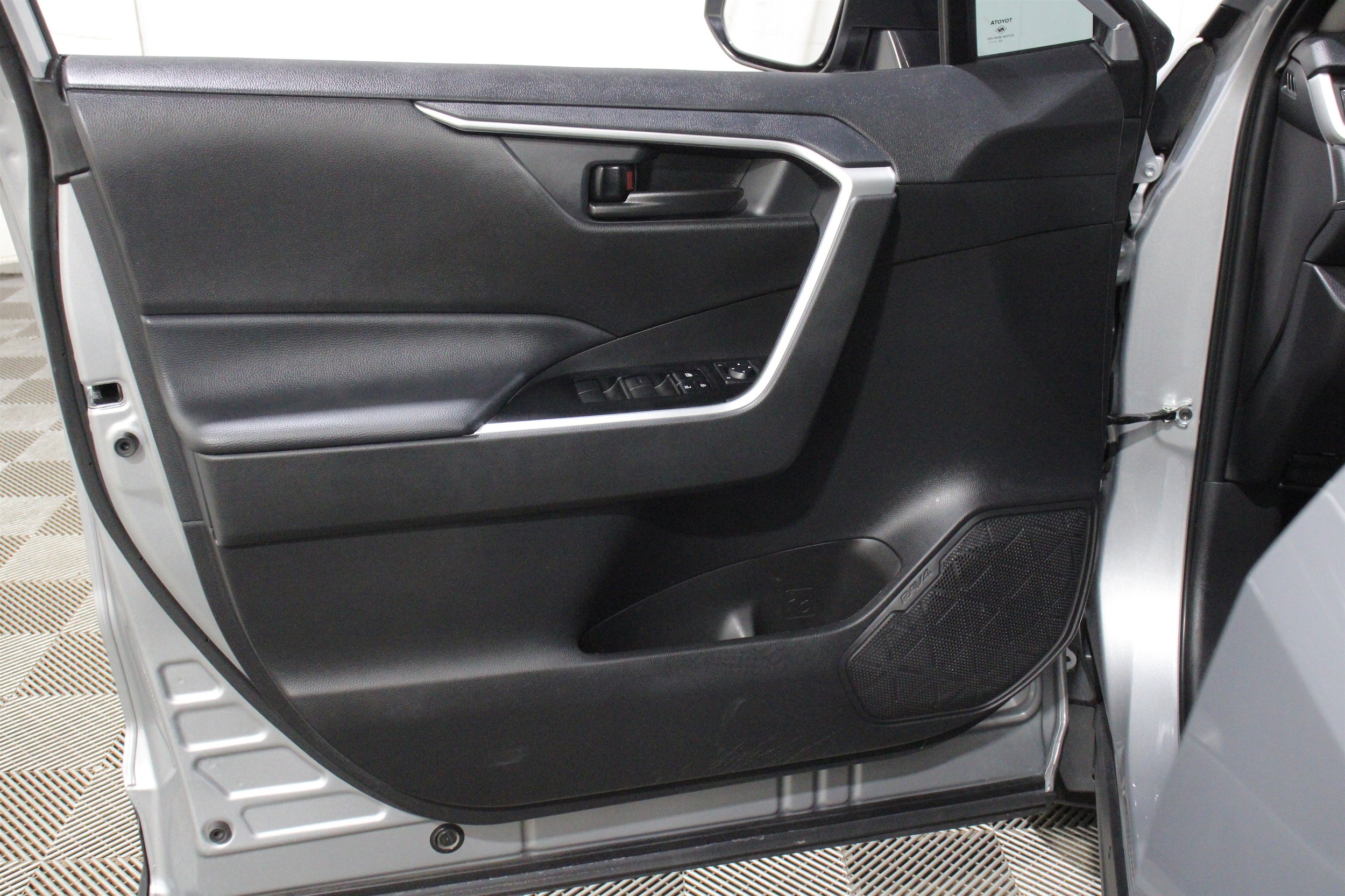 2025 Toyota RAV4 LE - Photo 6