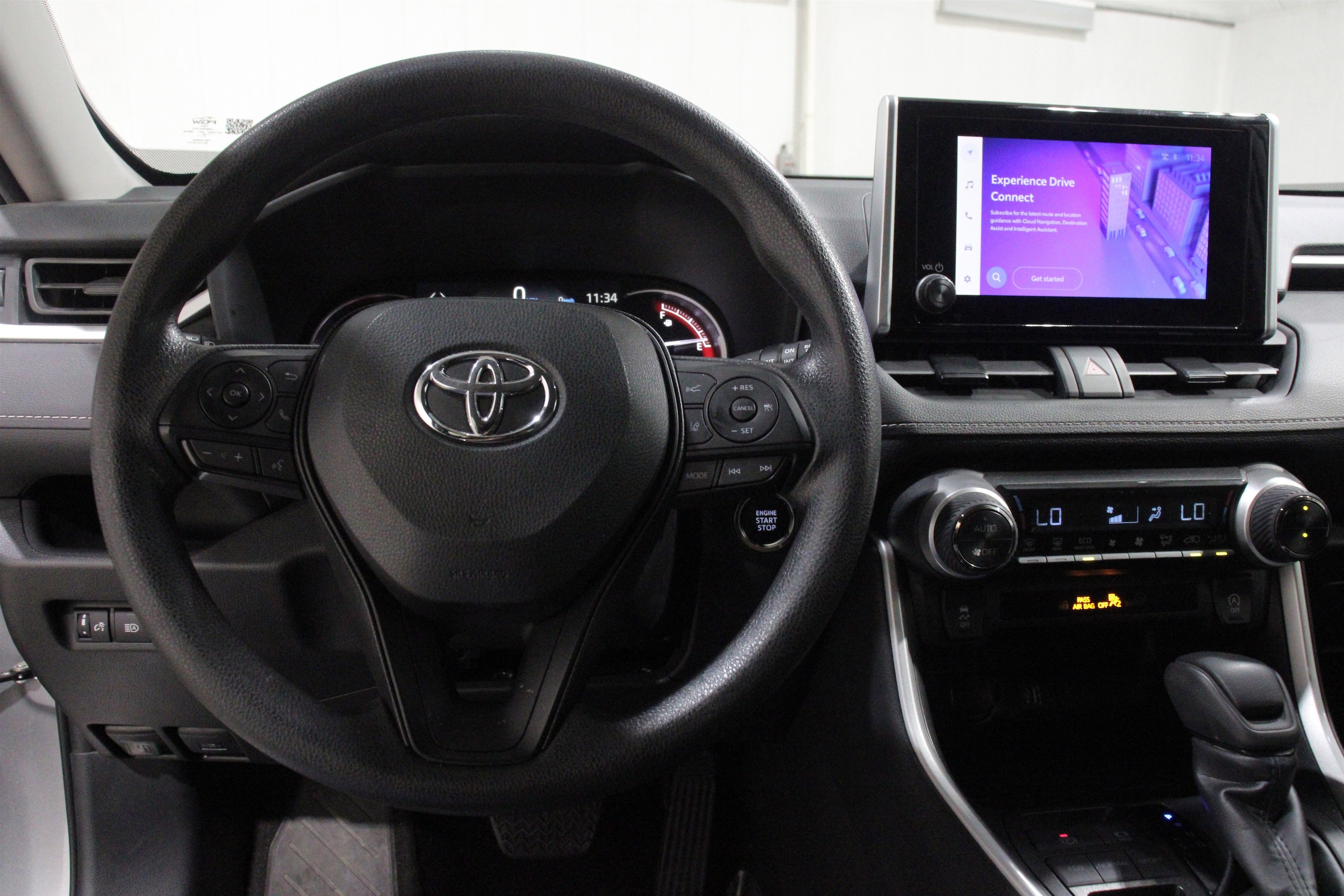 2025 Toyota RAV4 XLE - Photo 8