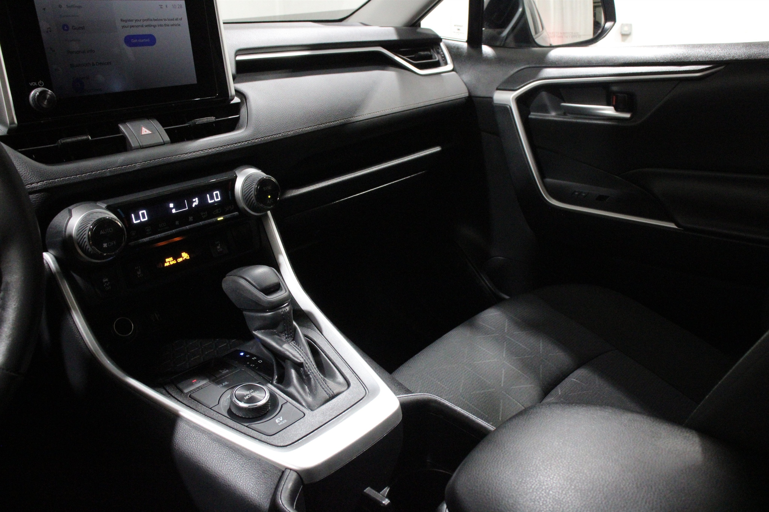 2025 Toyota RAV4 XLE - Photo 20