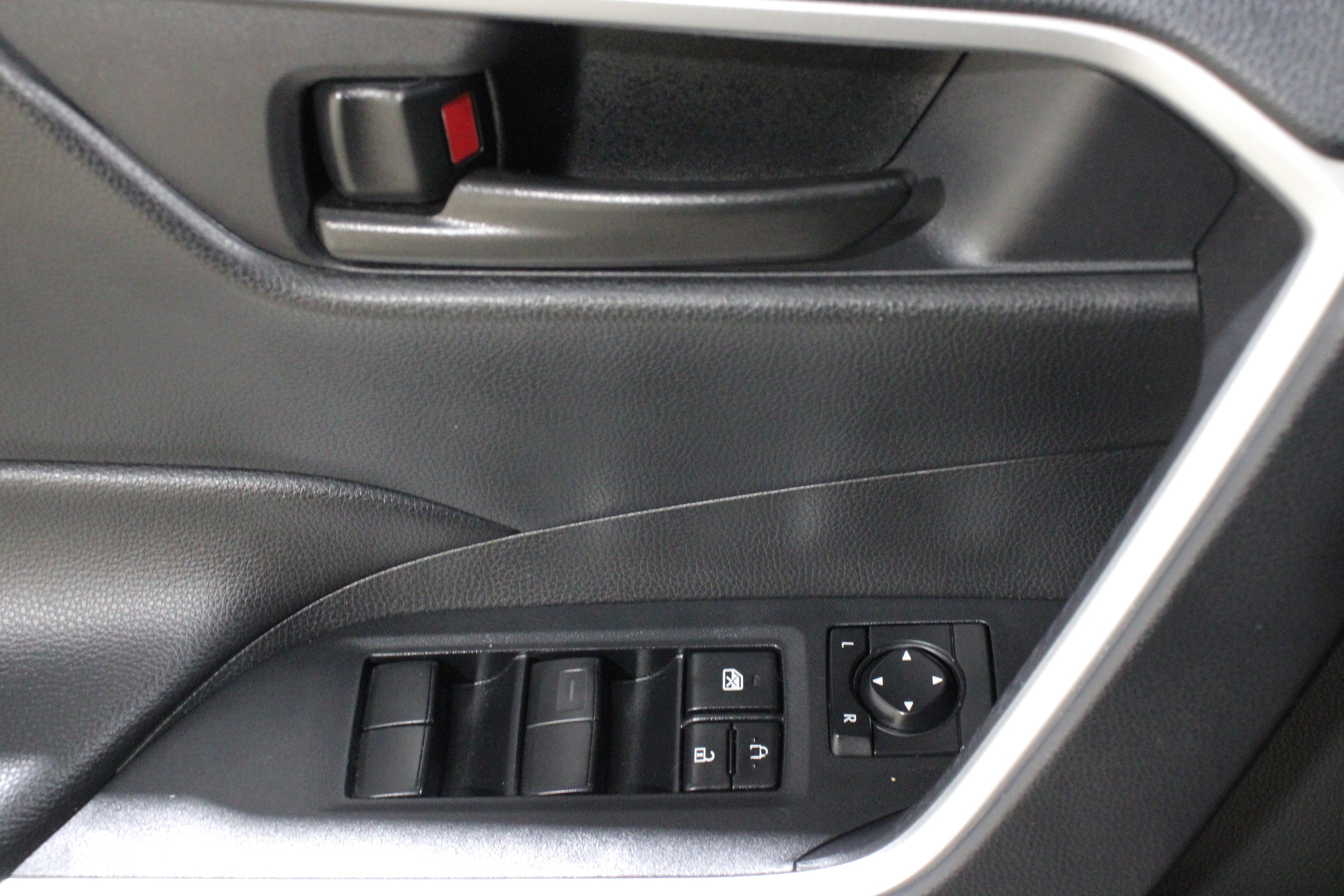 2024 Toyota RAV4 LE - Photo 7
