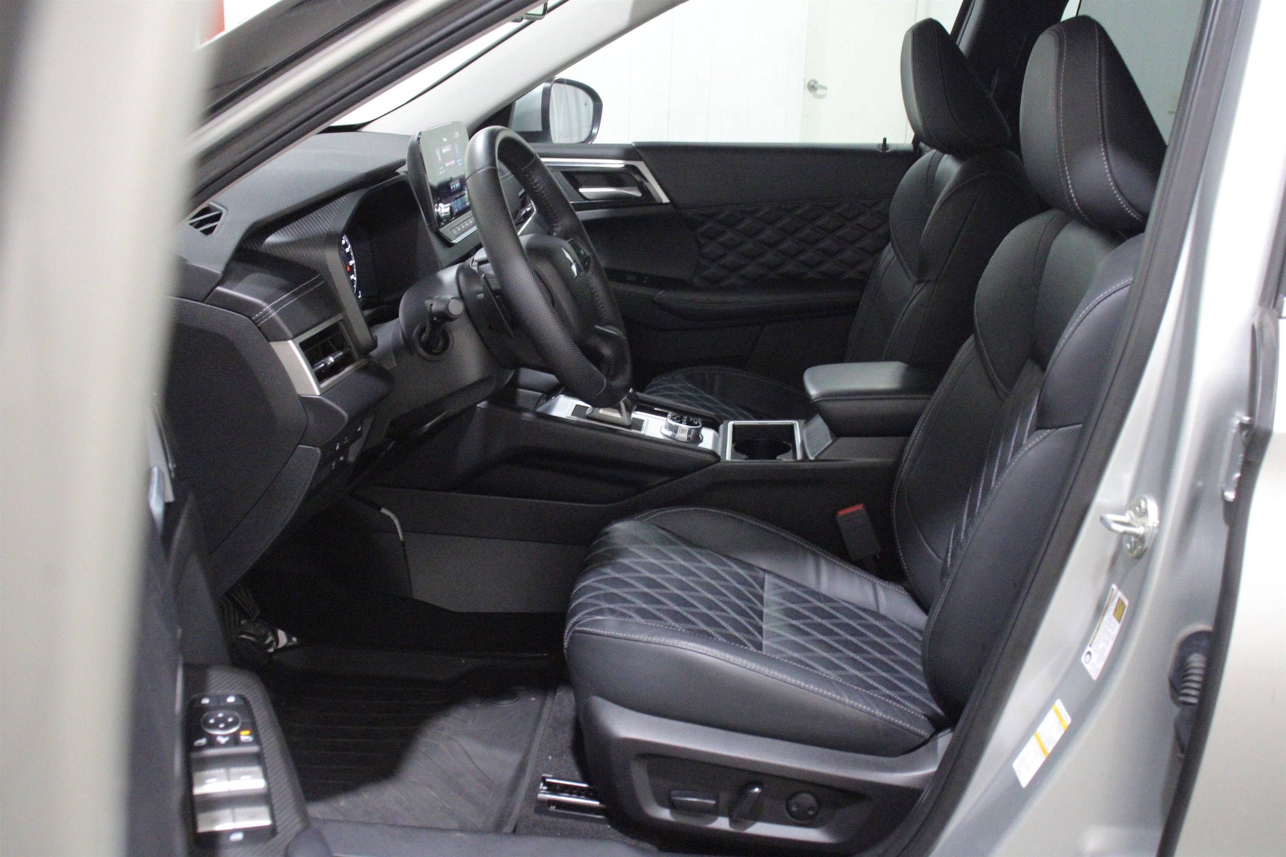 2023 Mitsubishi Outlander Plug-In Hybrid SEL - Photo 3