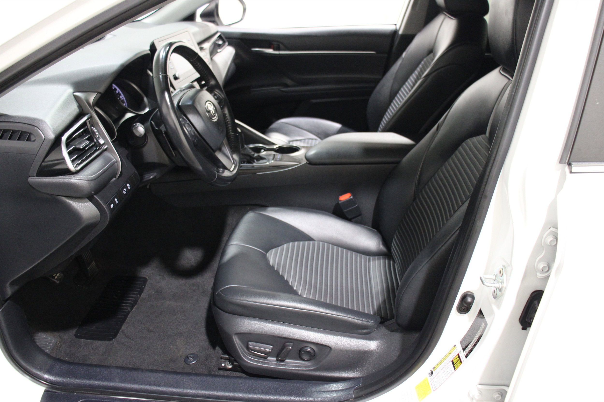 2022 Toyota Camry SE photo 3