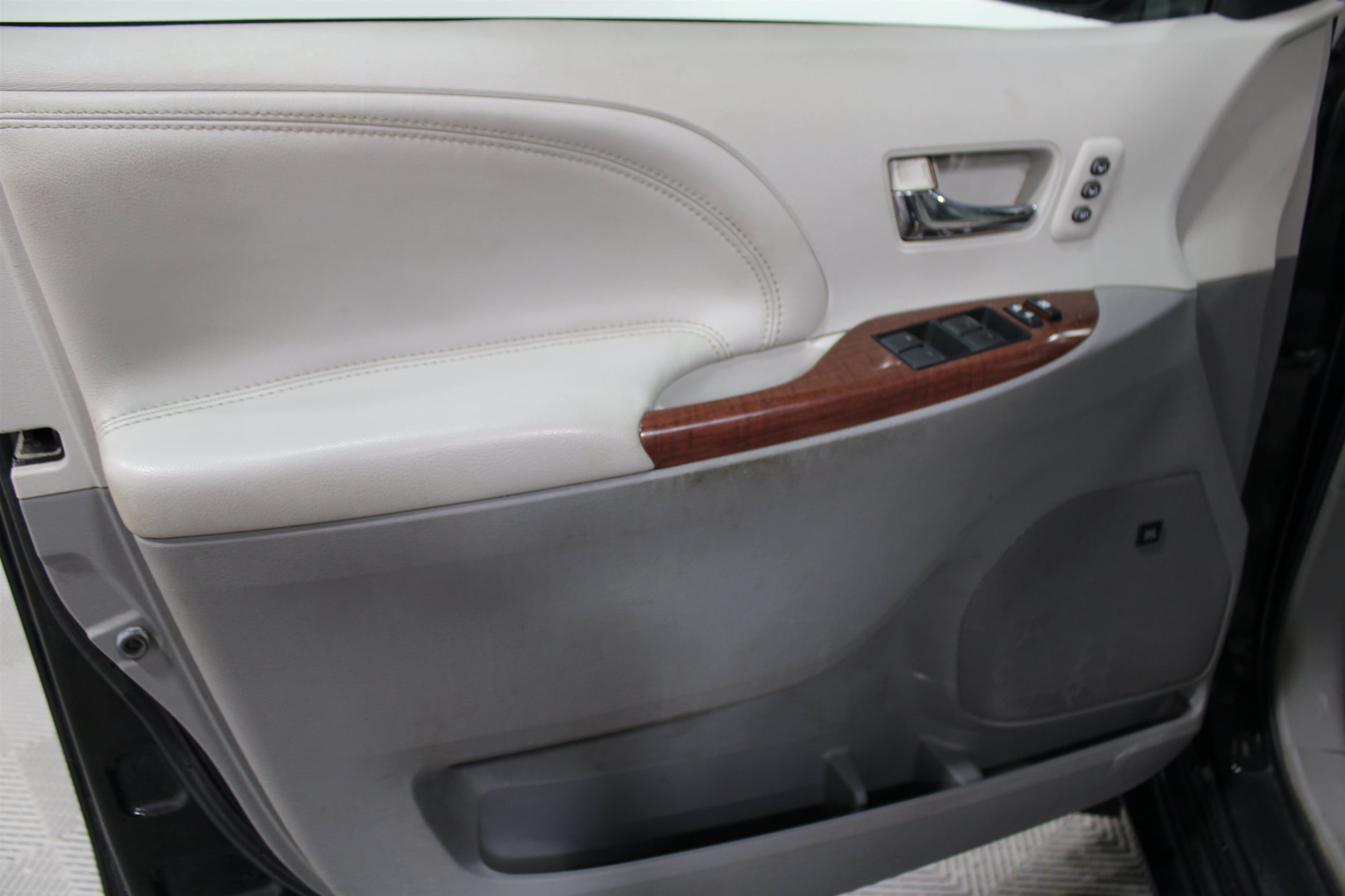 2014 Toyota Sienna Limited - Photo 6