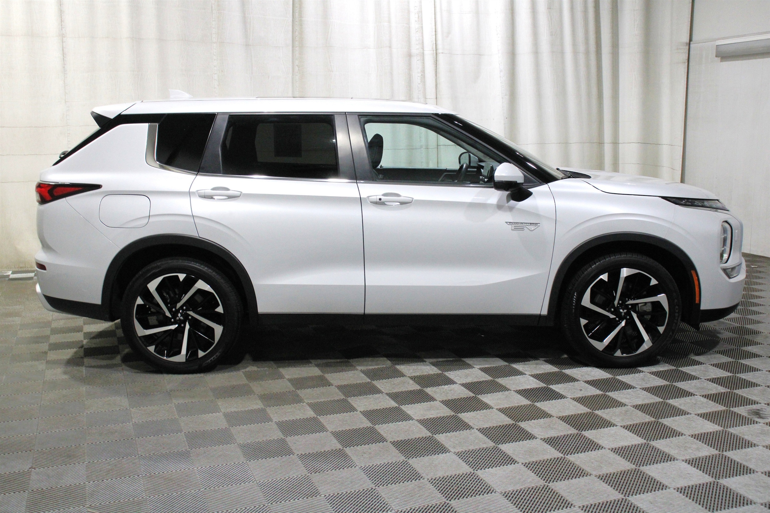 2024 Mitsubishi Outlander Plug-in Hybrid SE - Photo 34