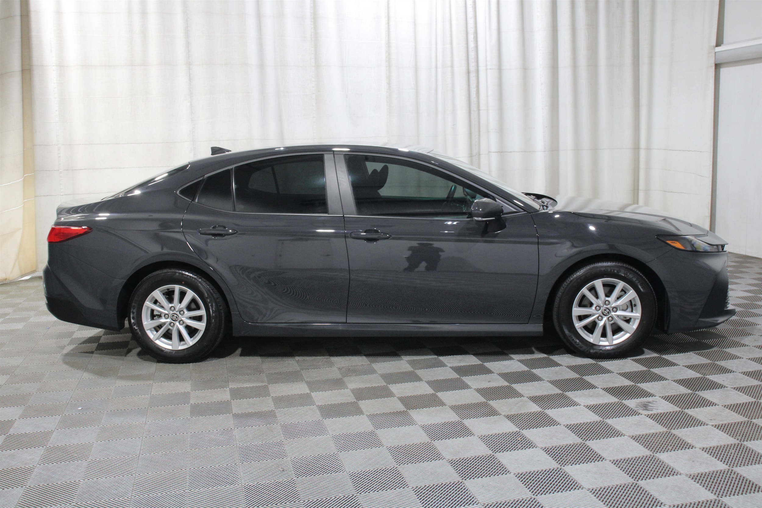2025 Toyota Camry LE - Photo 32