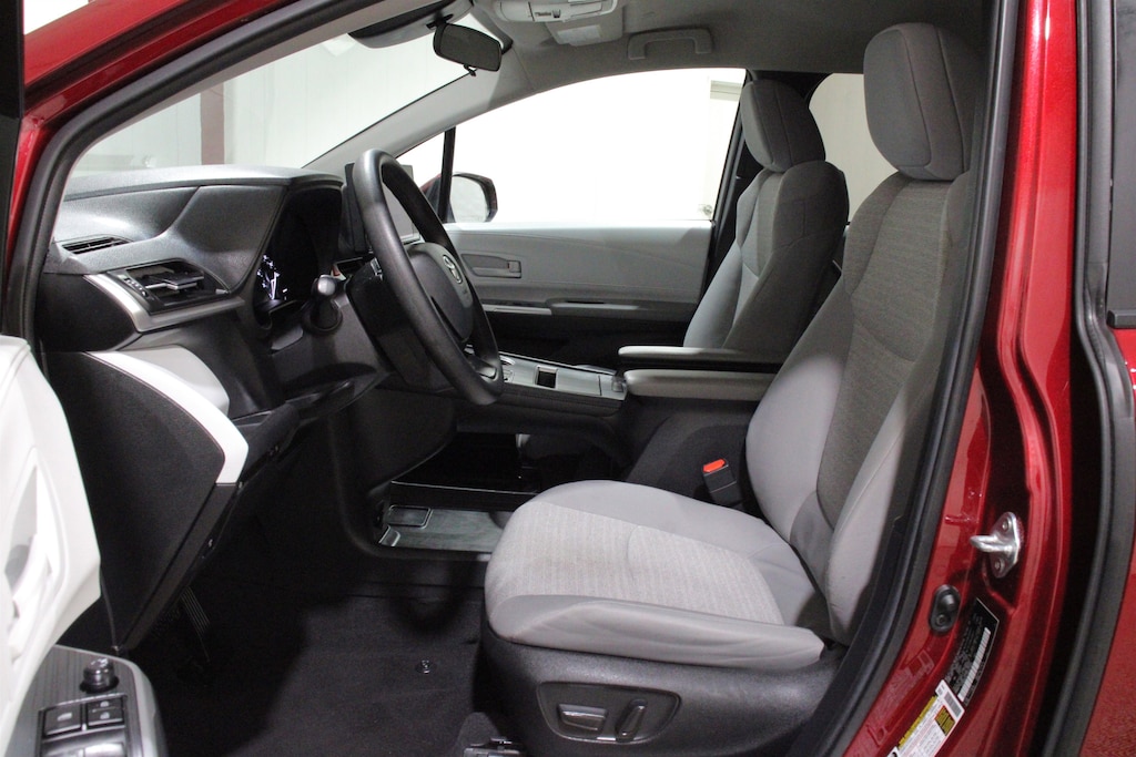 Used 2025 Toyota Sienna LE 8 Passenger Van Passenger Van