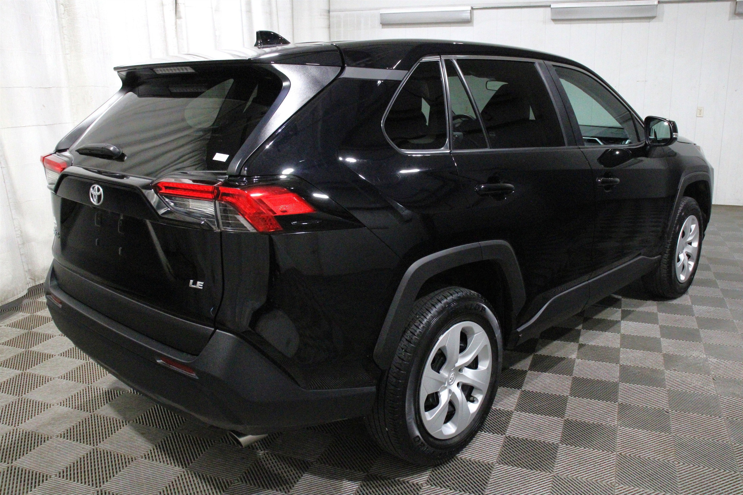 2024 Toyota RAV4 LE - Photo 30