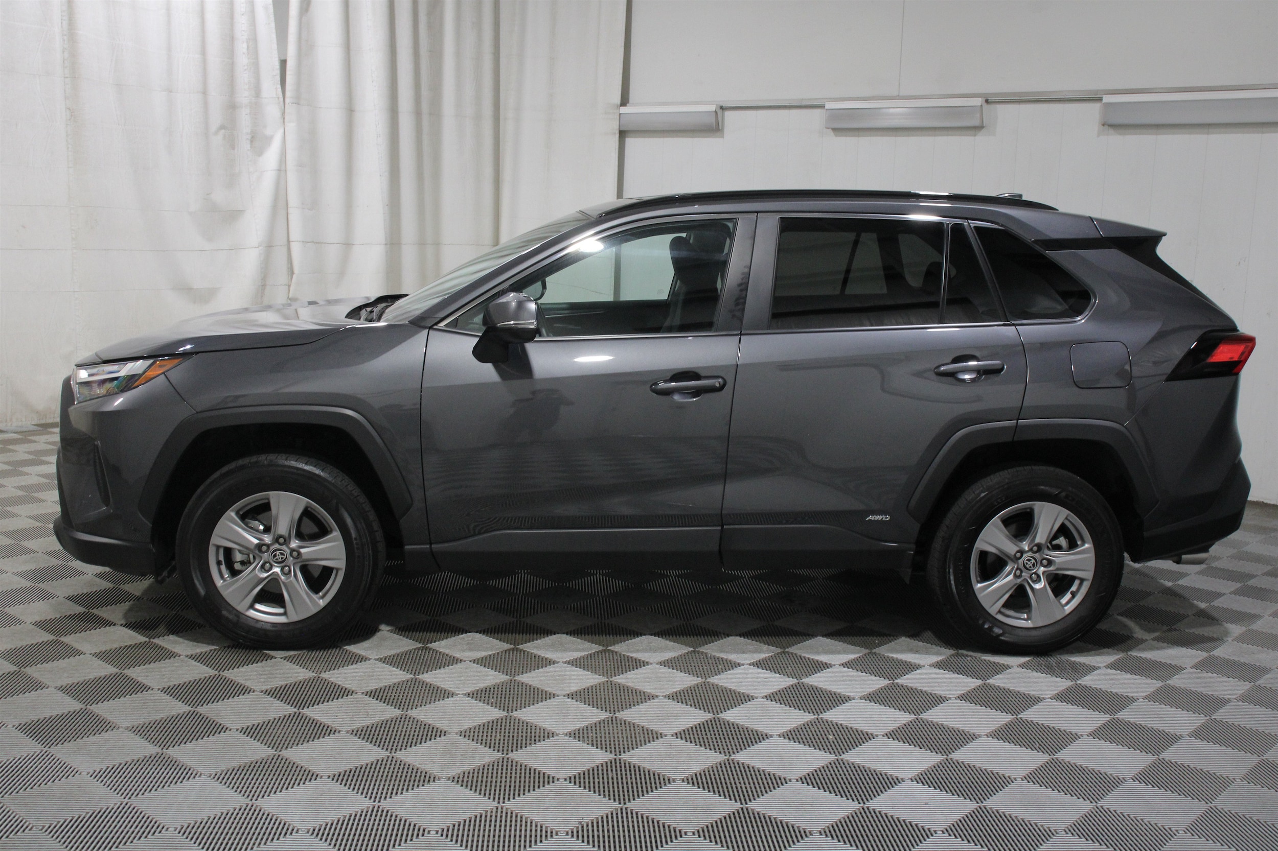 2025 Toyota RAV4 XLE - Photo 36