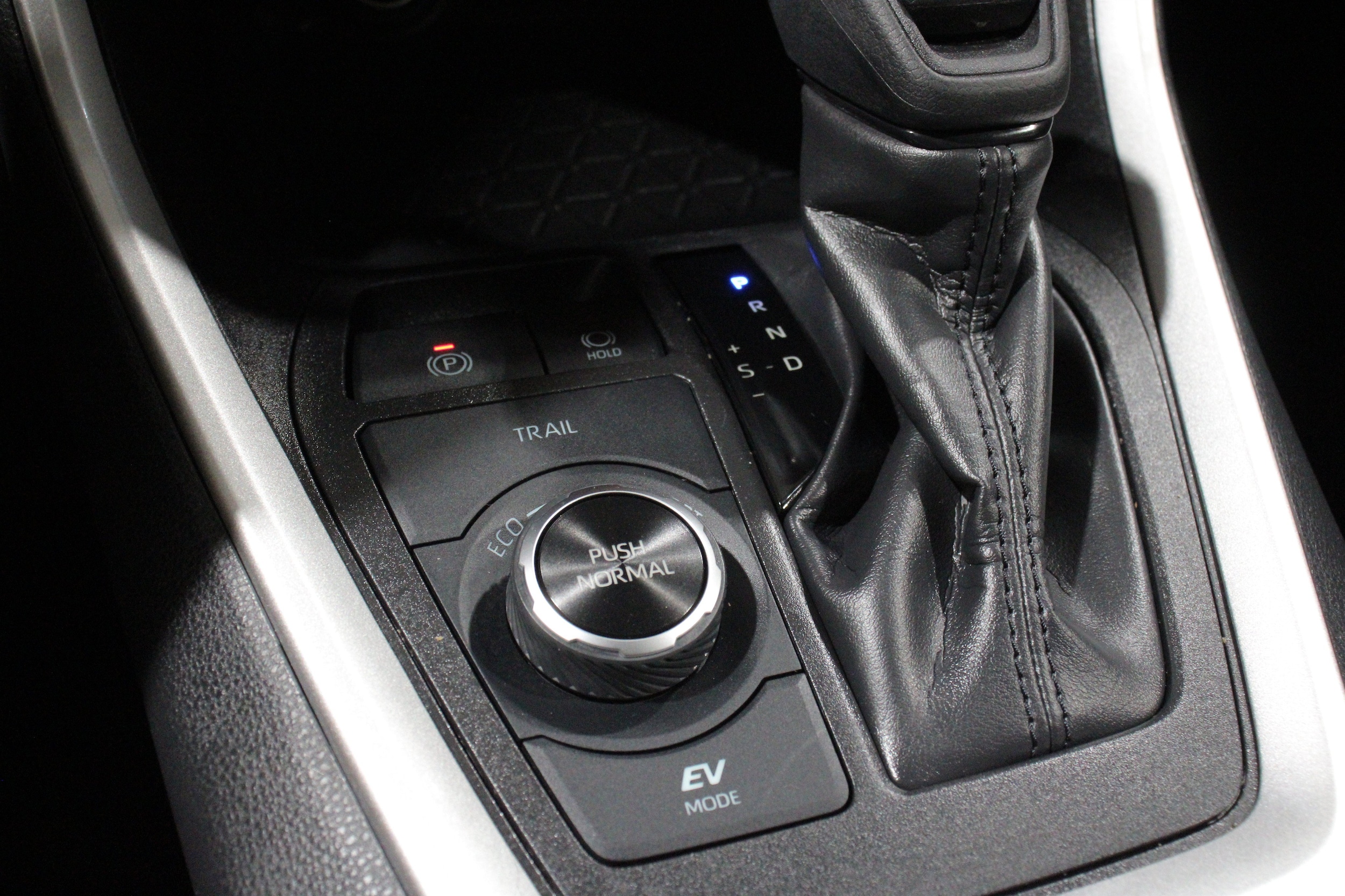 2025 Toyota RAV4 XLE - Photo 21