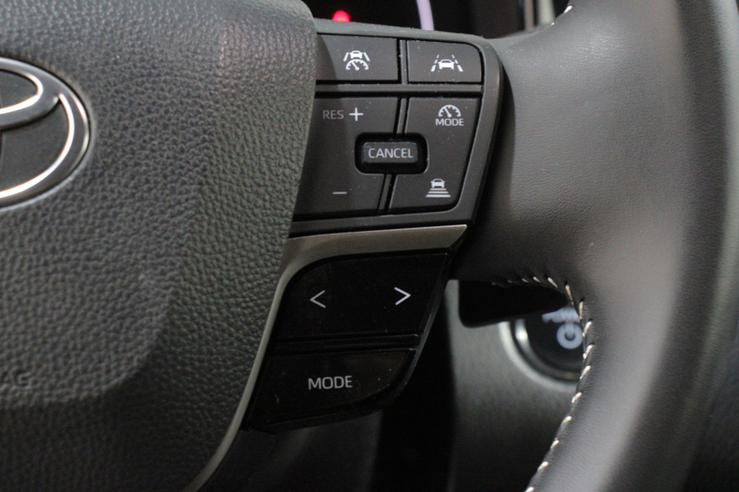 2025 Toyota Camry SE - Photo 10