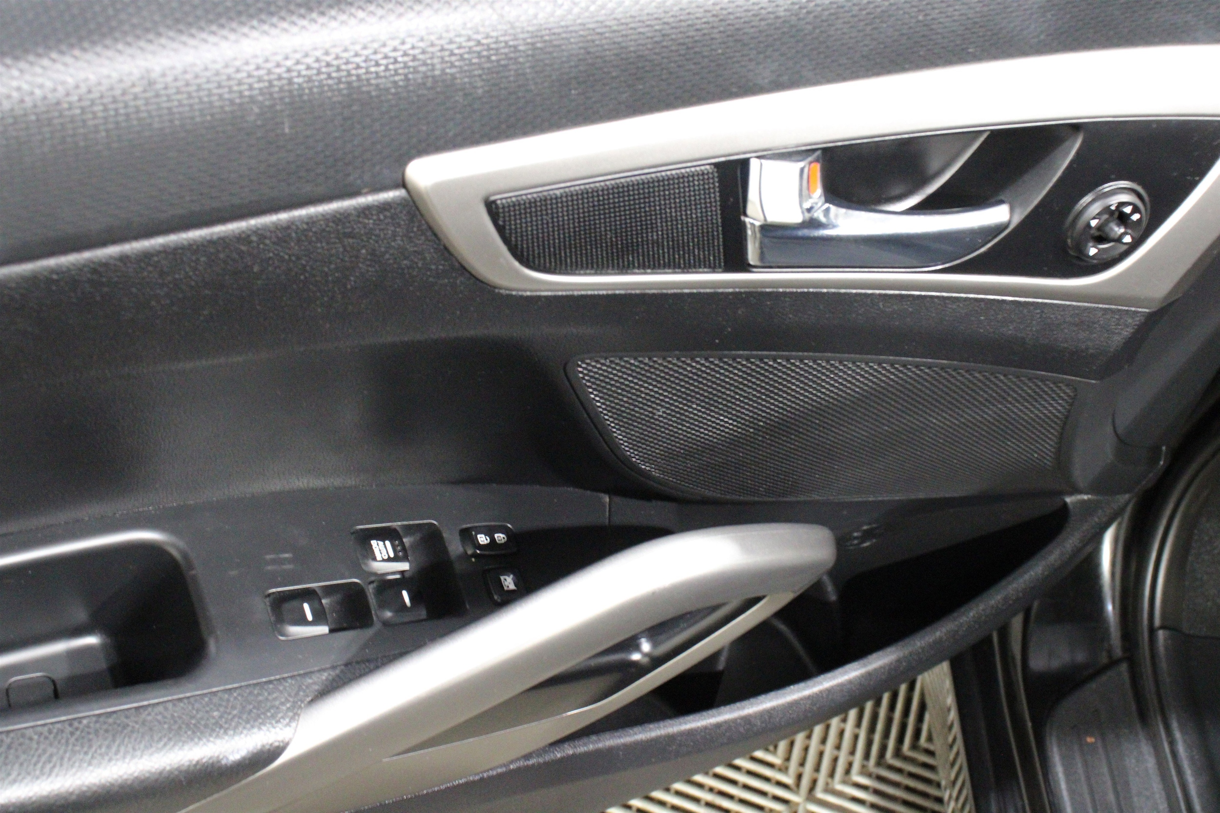 2016 Hyundai Veloster Base - Photo 7