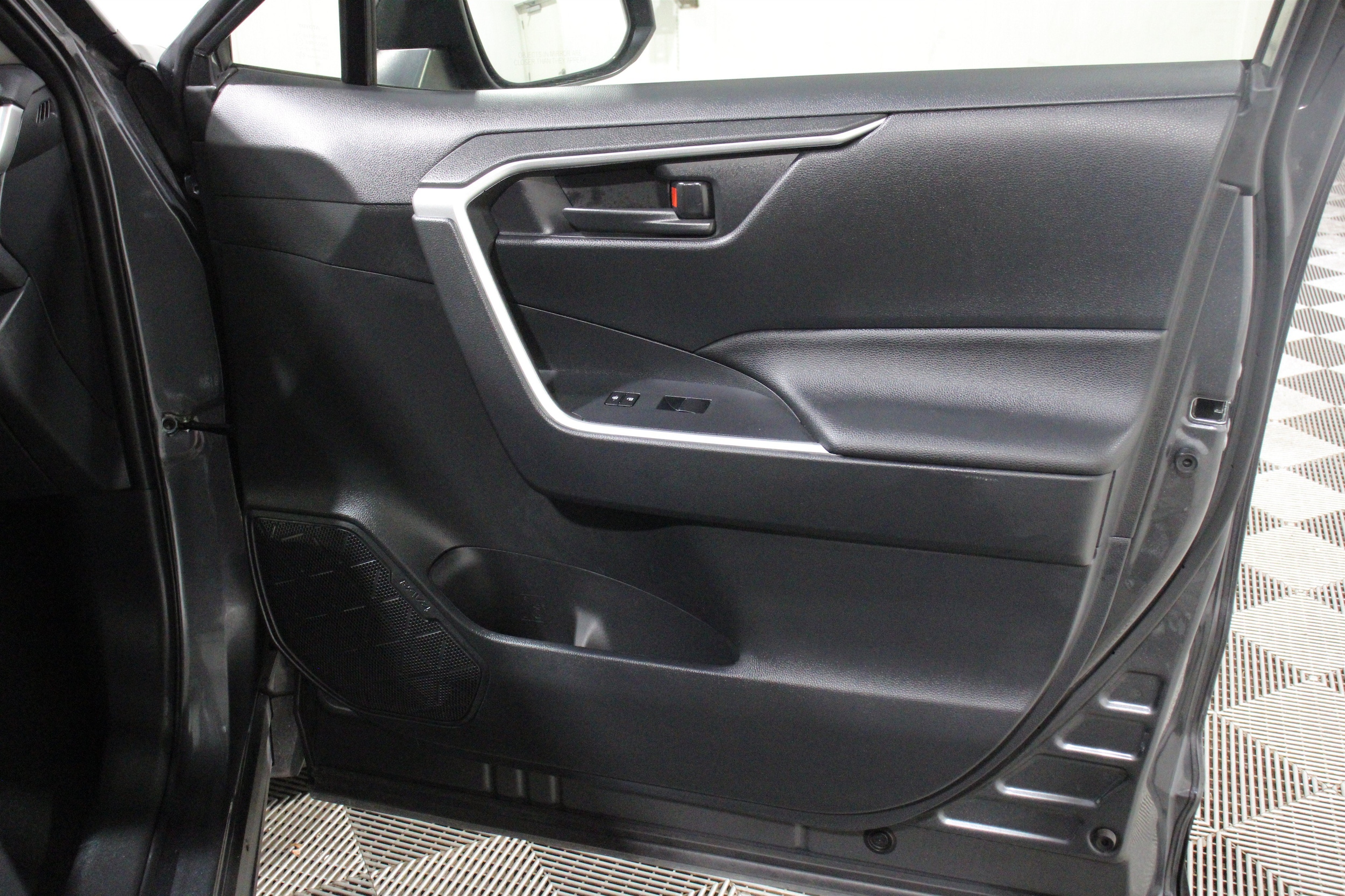 2025 Toyota RAV4 LE - Photo 28