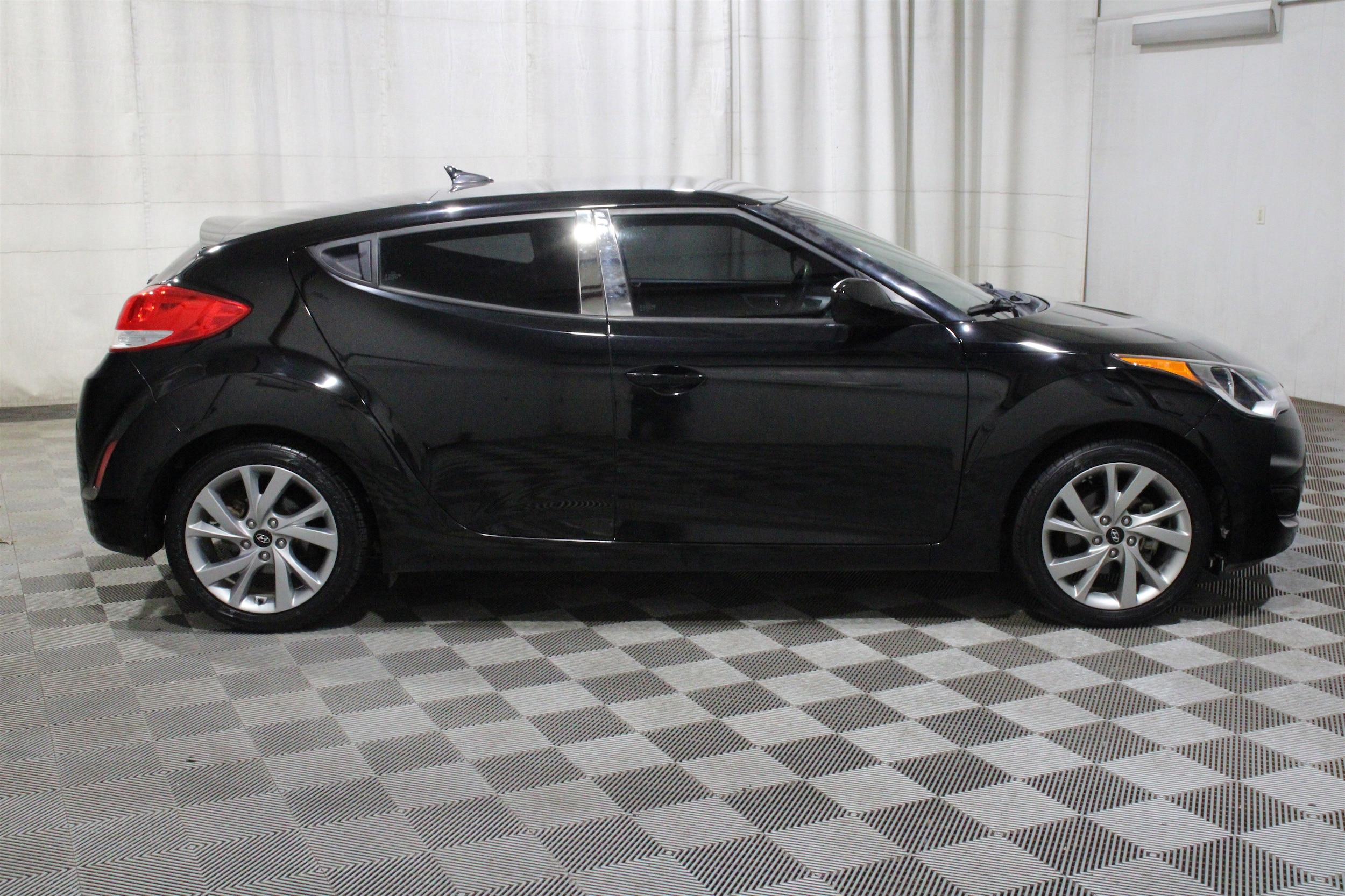 2016 Hyundai Veloster Base - Photo 28