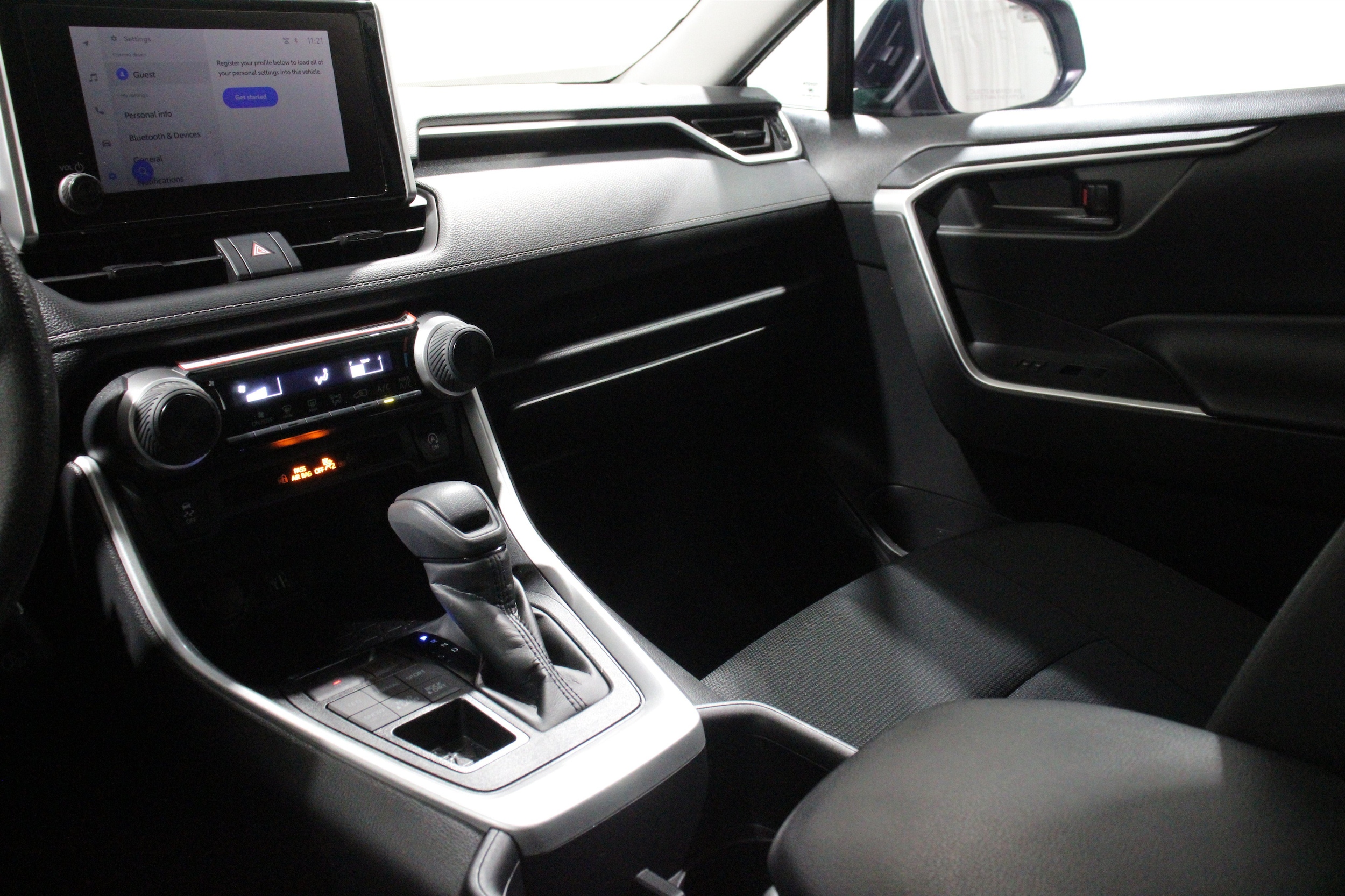 2025 Toyota RAV4 LE - Photo 20