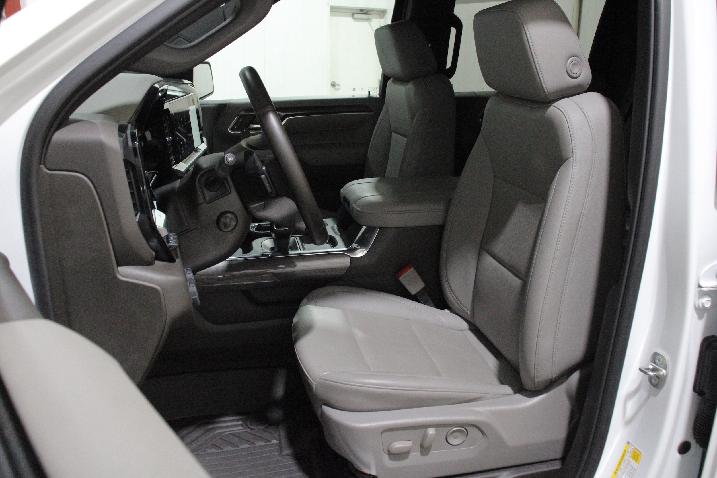 2024 Chevrolet Silverado 1500 LTZ - Photo 5