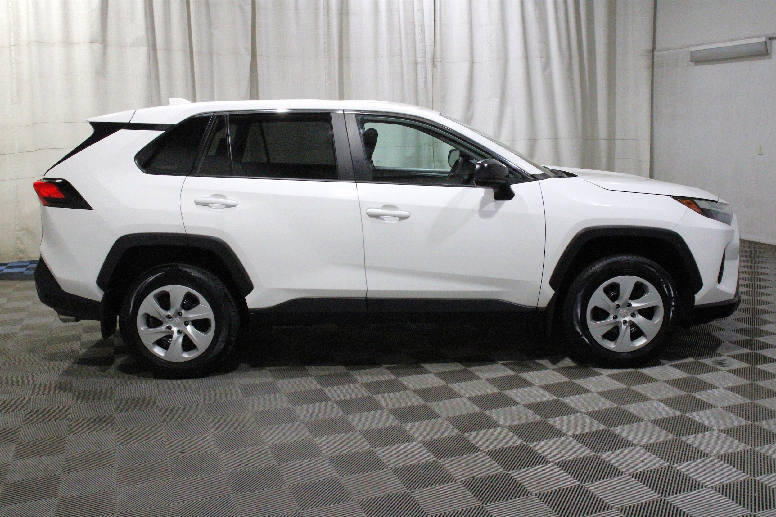 2025 Toyota RAV4 LE - Photo 30