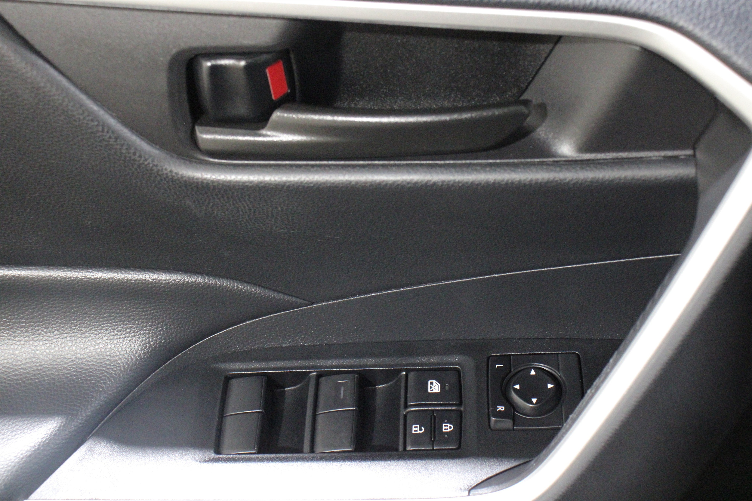 2024 Toyota RAV4 LE - Photo 7