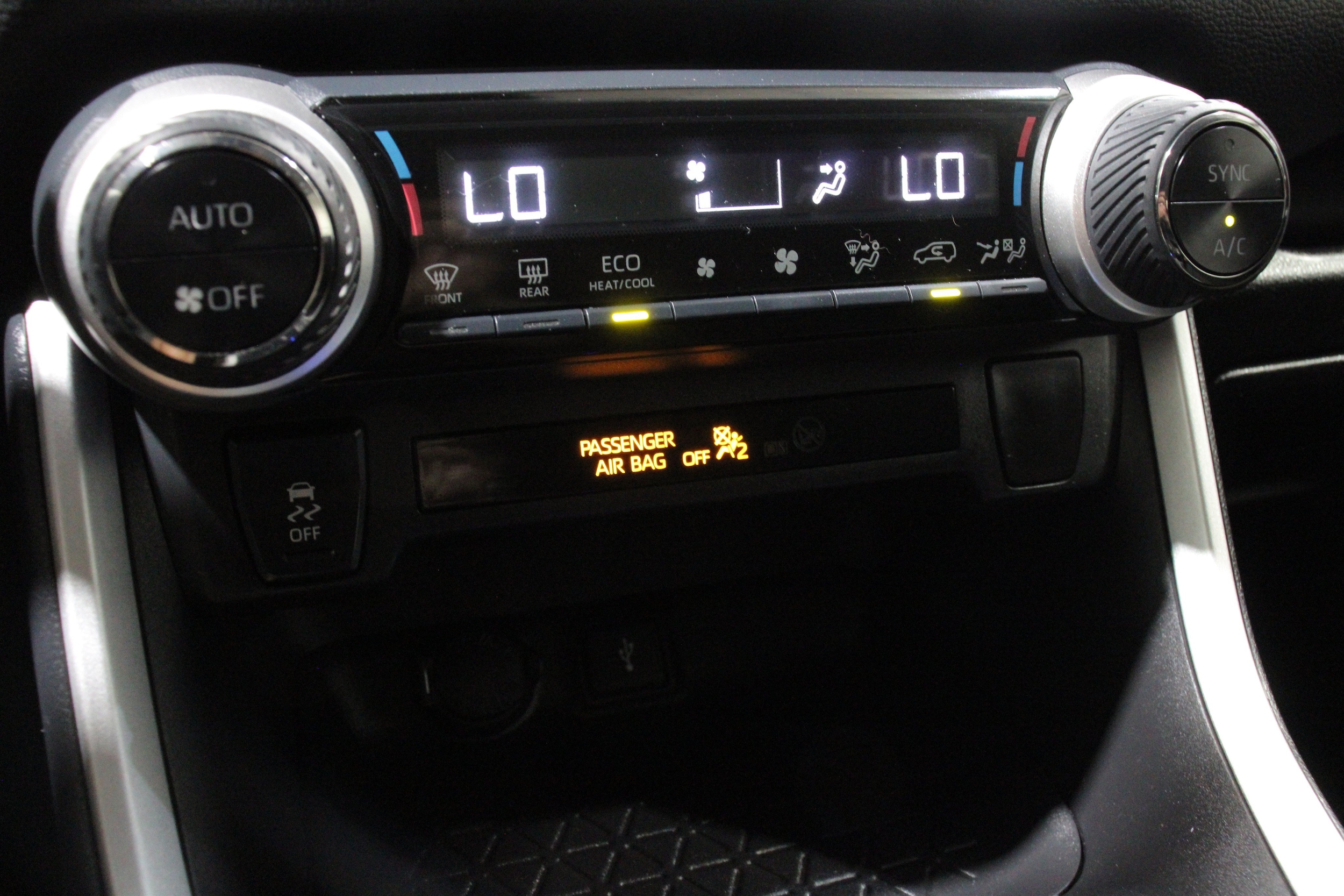 2021 Toyota RAV4 LE - Photo 18