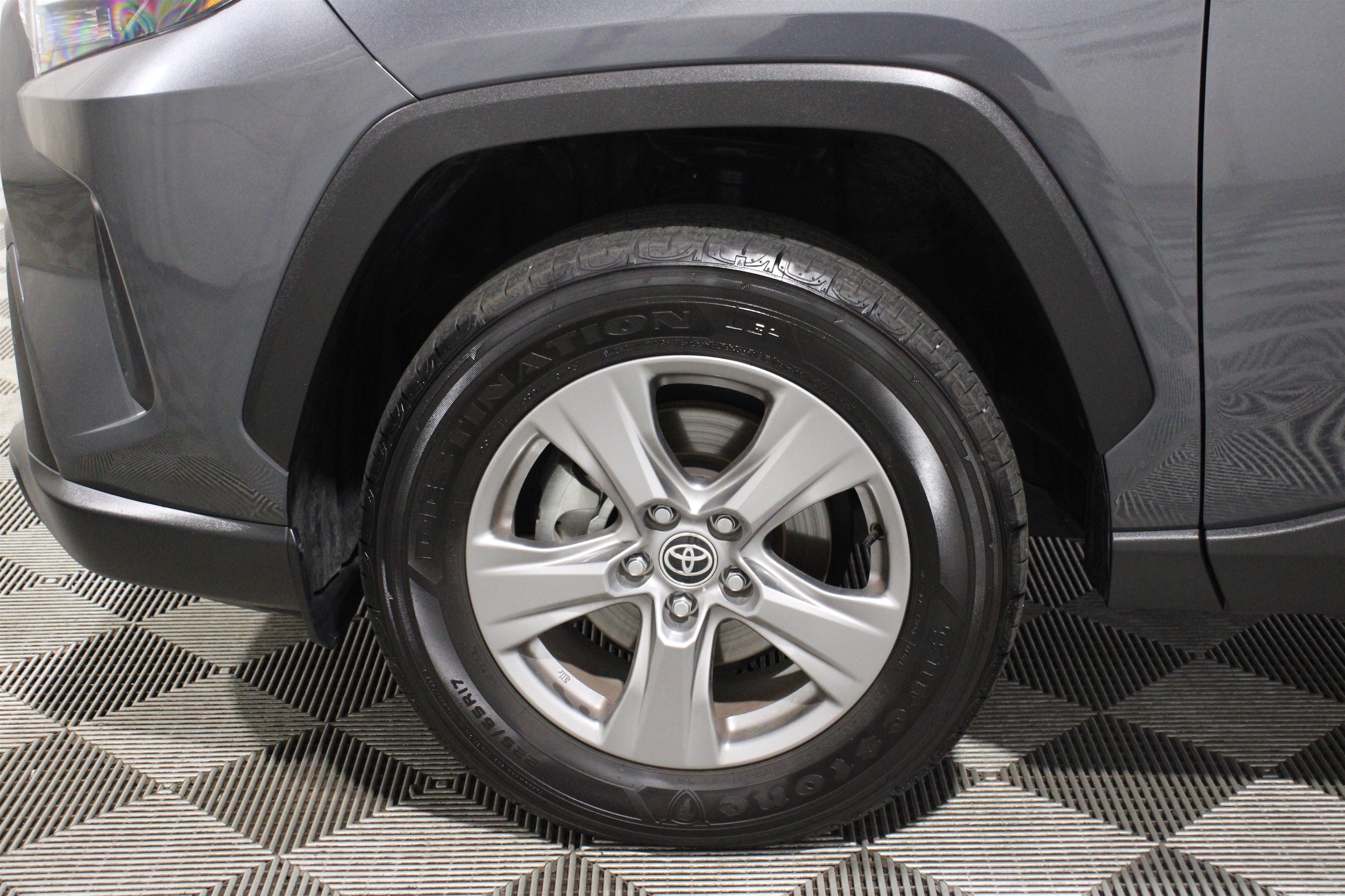 2025 Toyota RAV4 LE - Photo 38