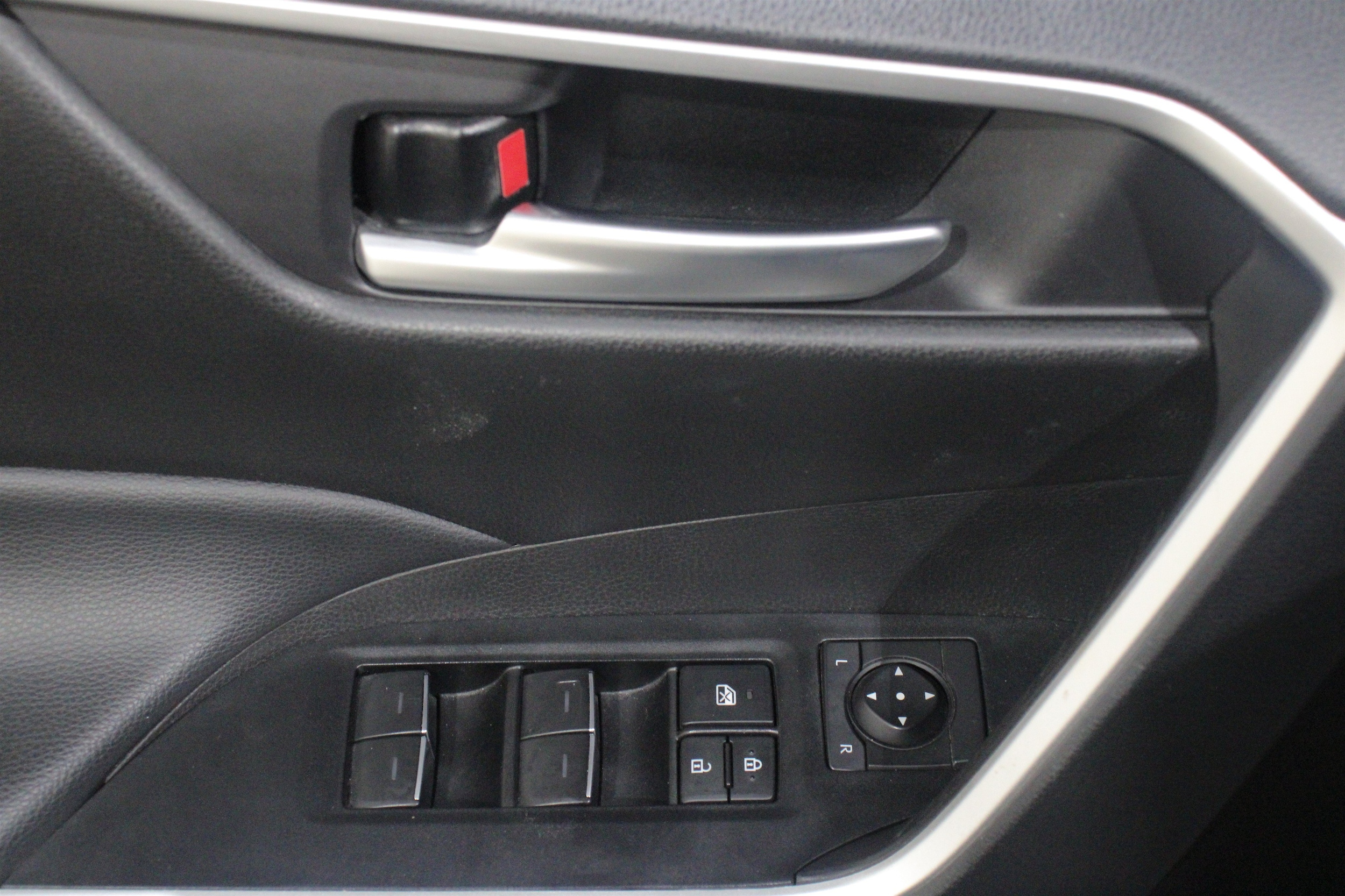 2025 Toyota RAV4 XLE - Photo 7