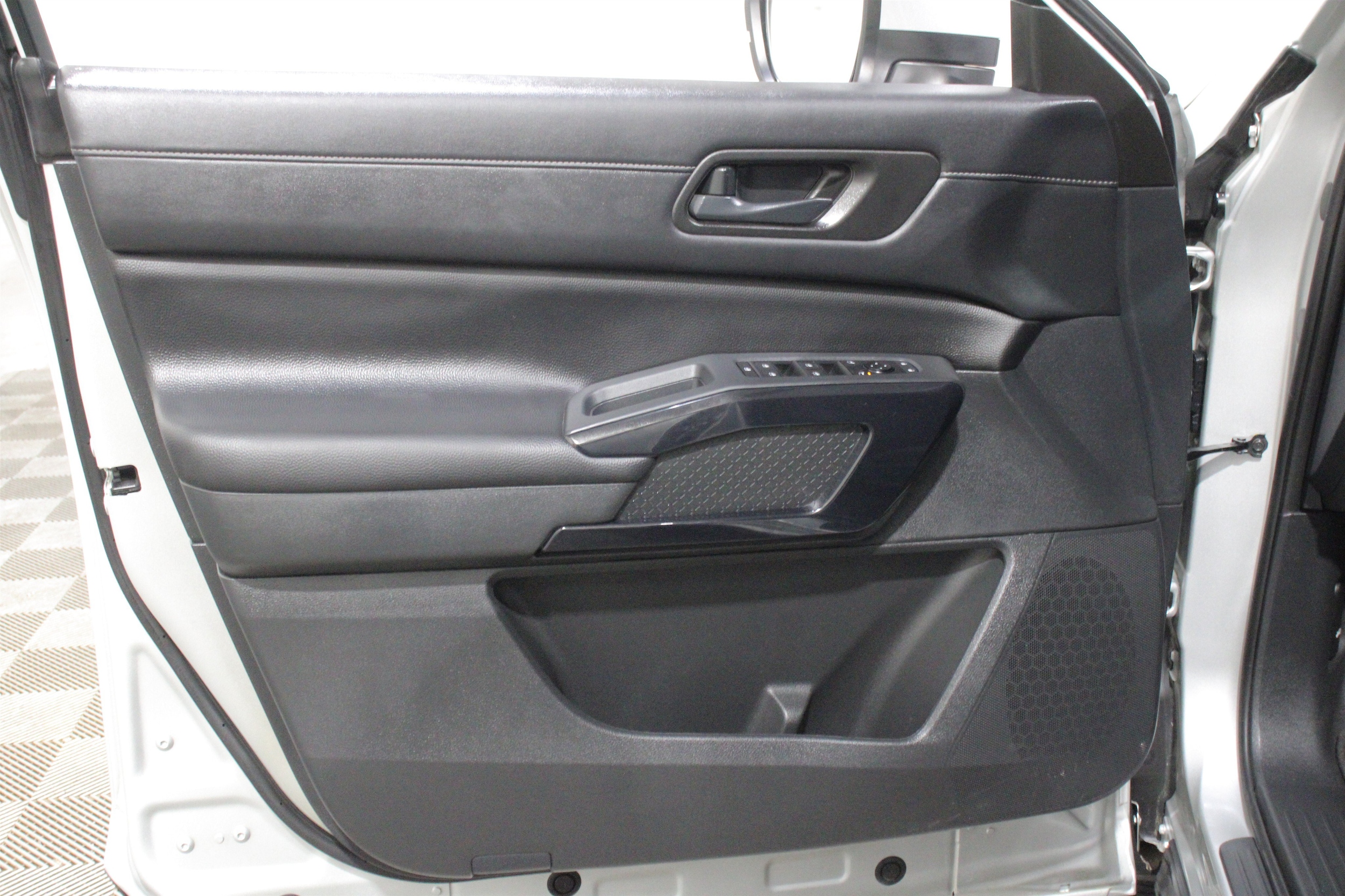 2025 Nissan Pathfinder SV - Photo 6