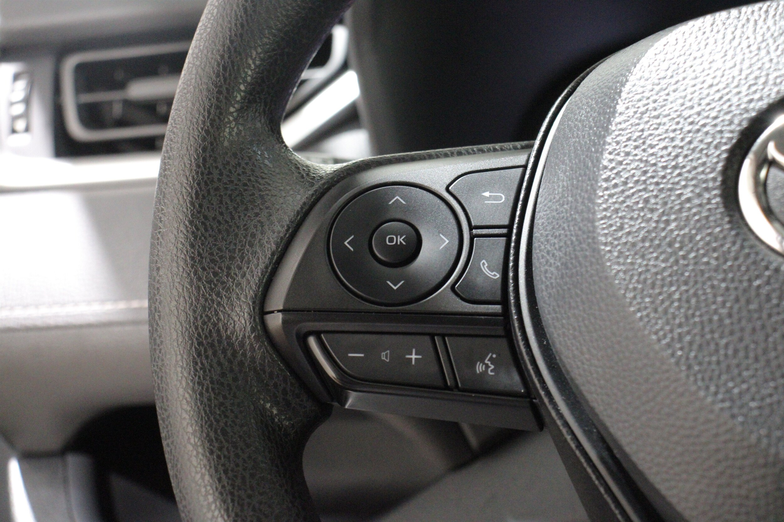 2025 Toyota RAV4 LE - Photo 9