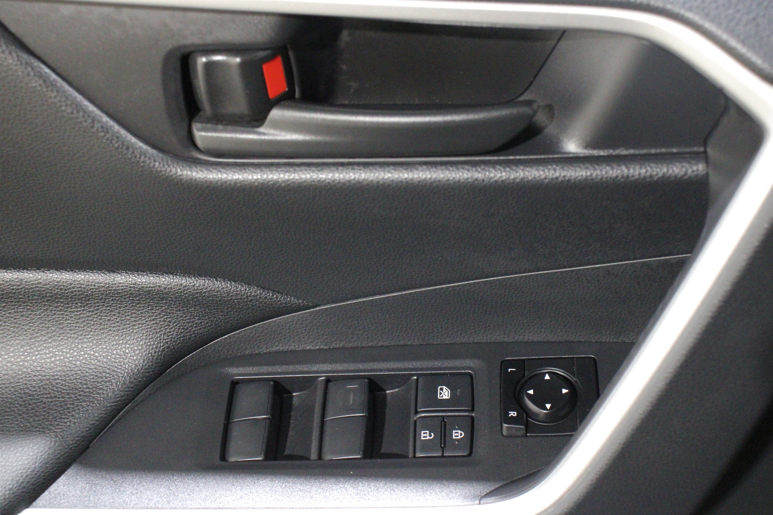 2025 Toyota RAV4 LE - Photo 7