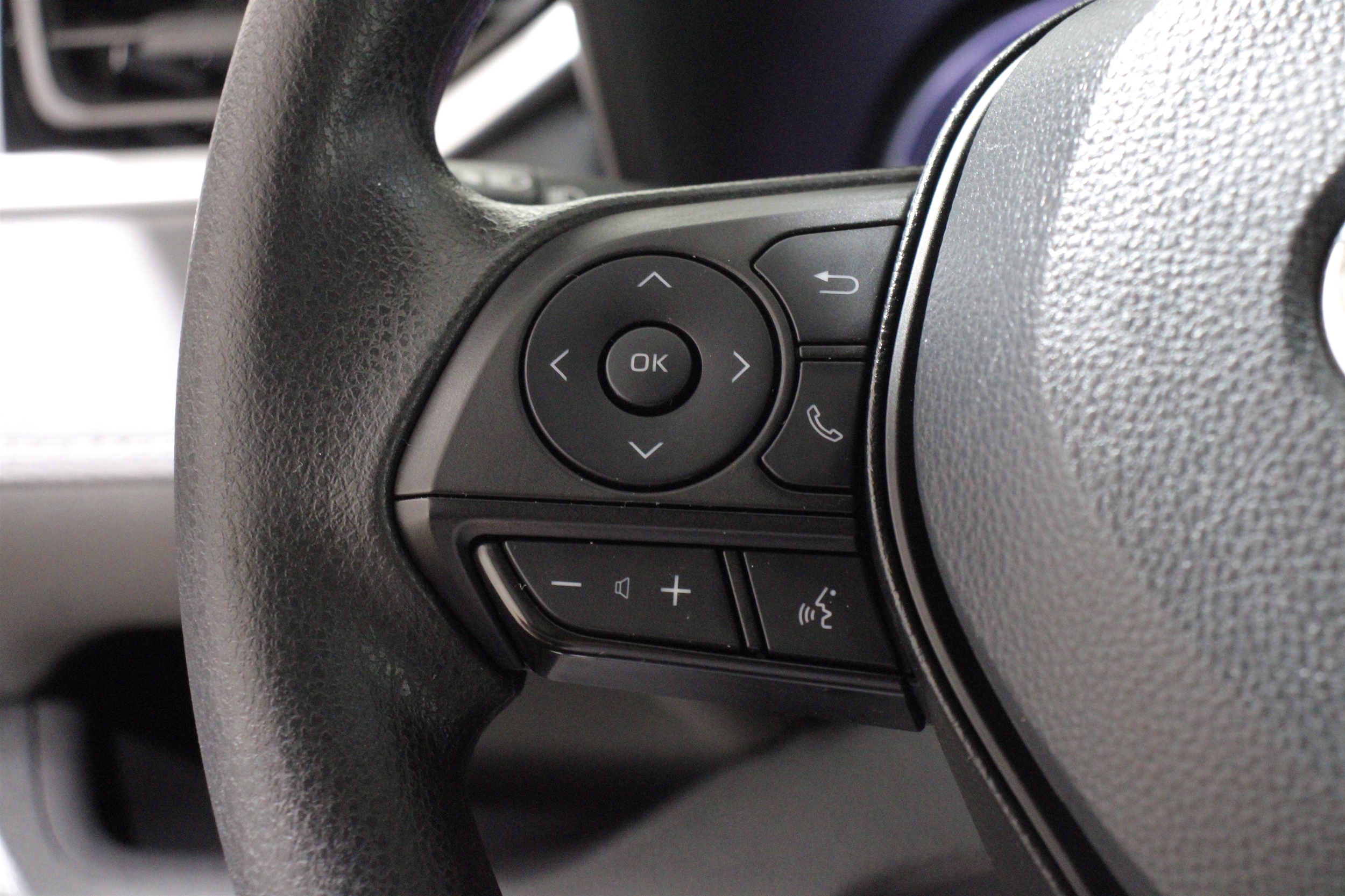 2024 Toyota RAV4 LE - Photo 9